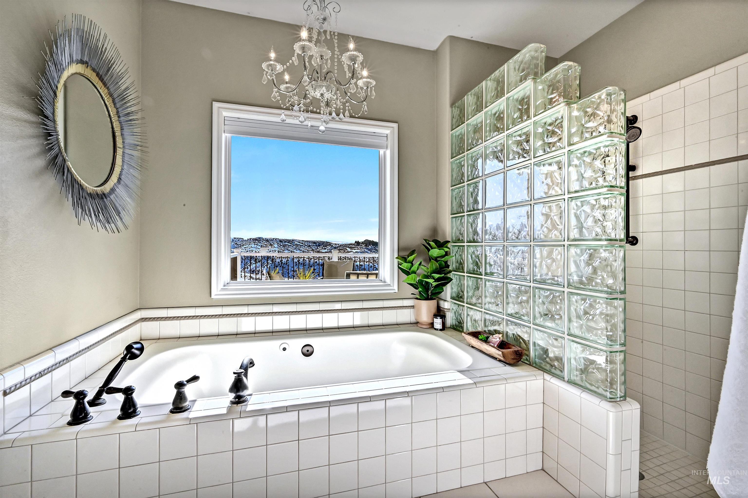 817 E Highland View Dr