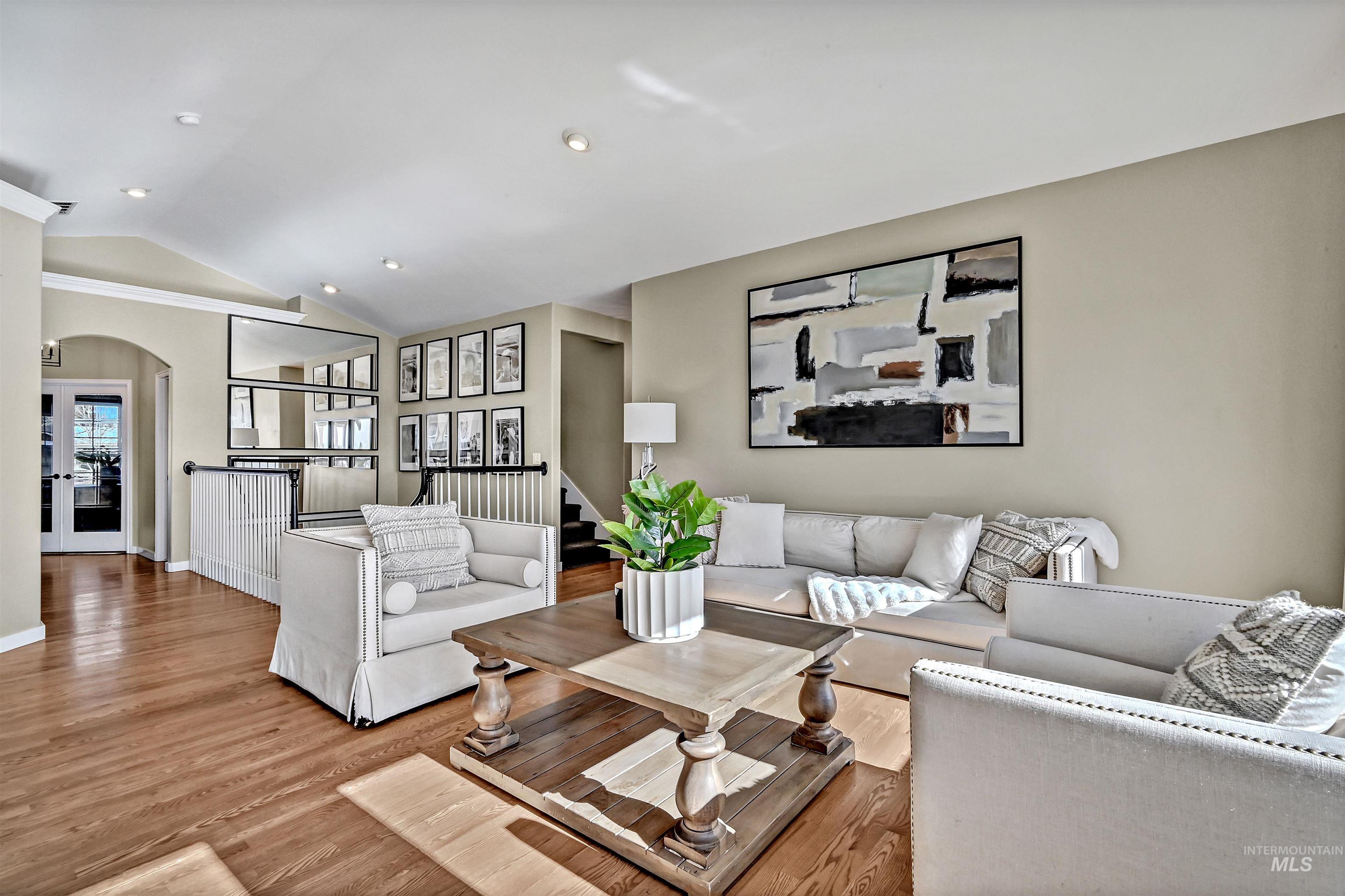 817 E Highland View Dr