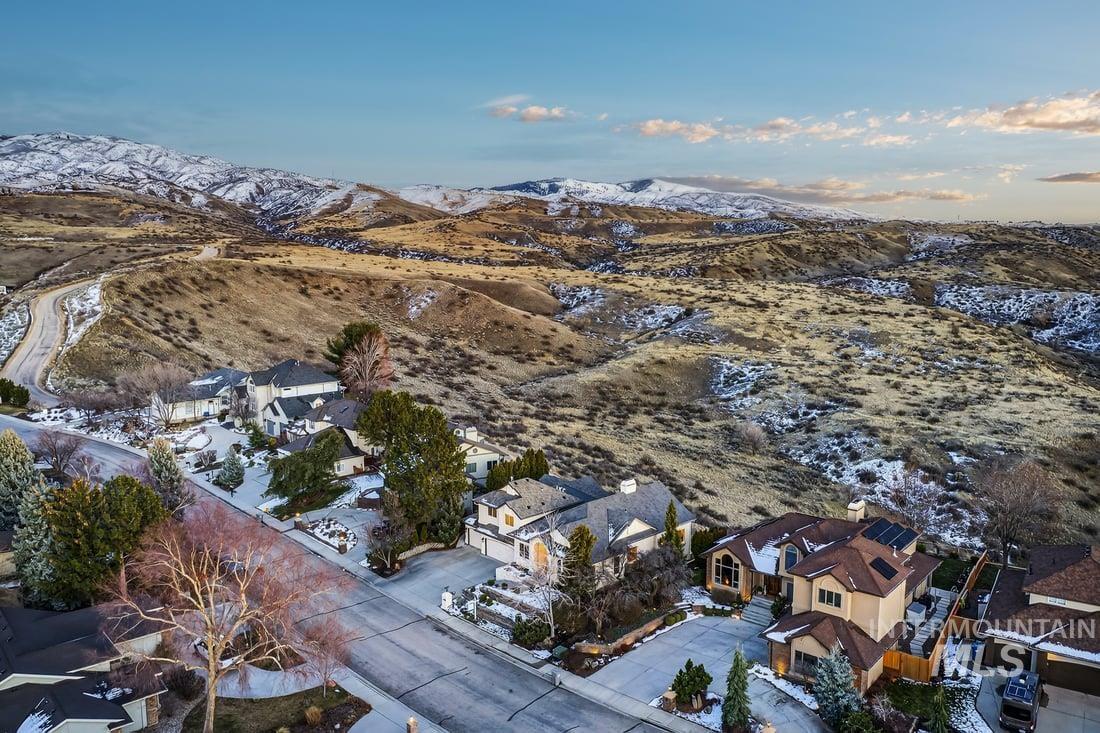 817 E Highland View Dr