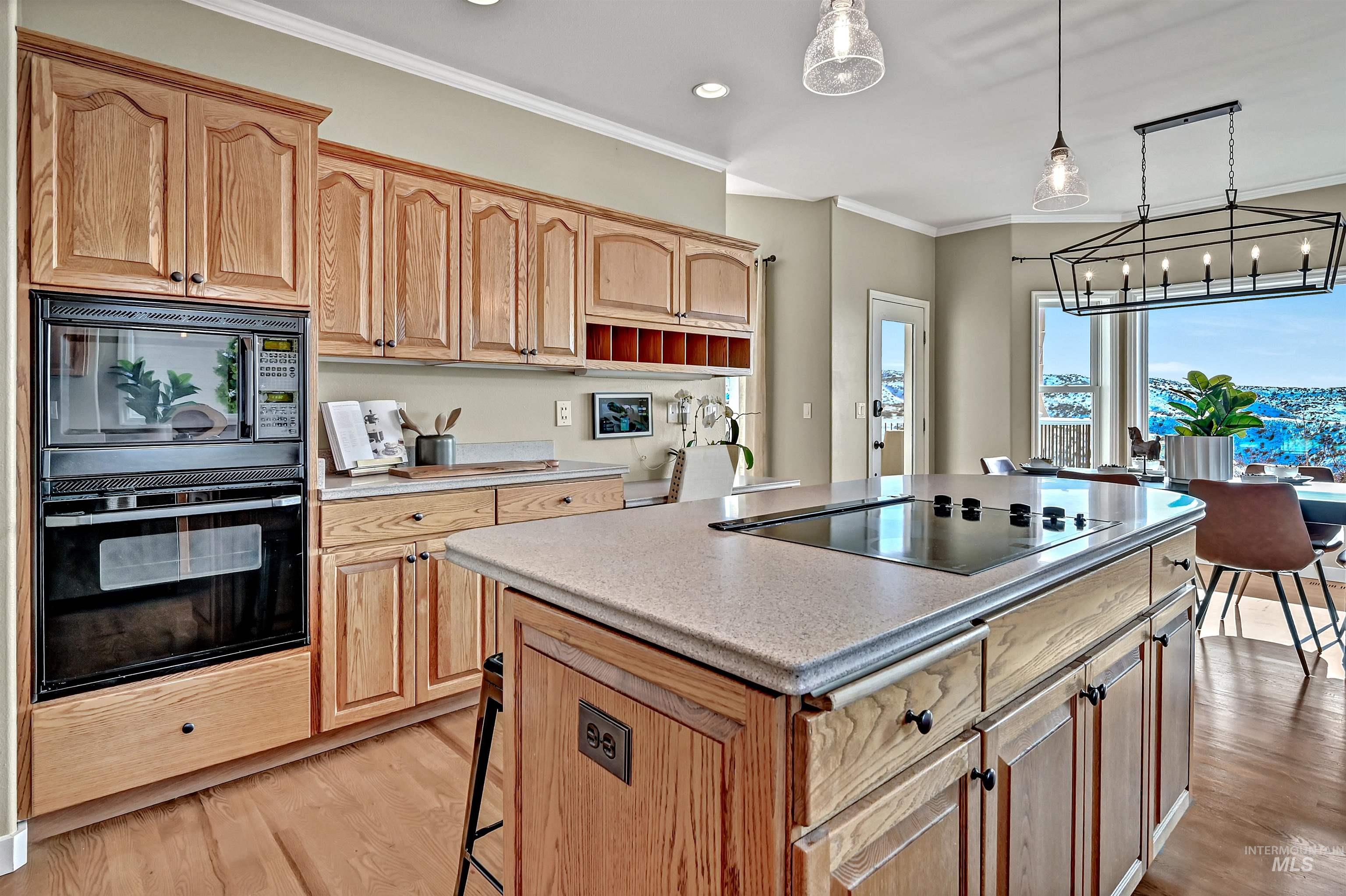 817 E Highland View Dr