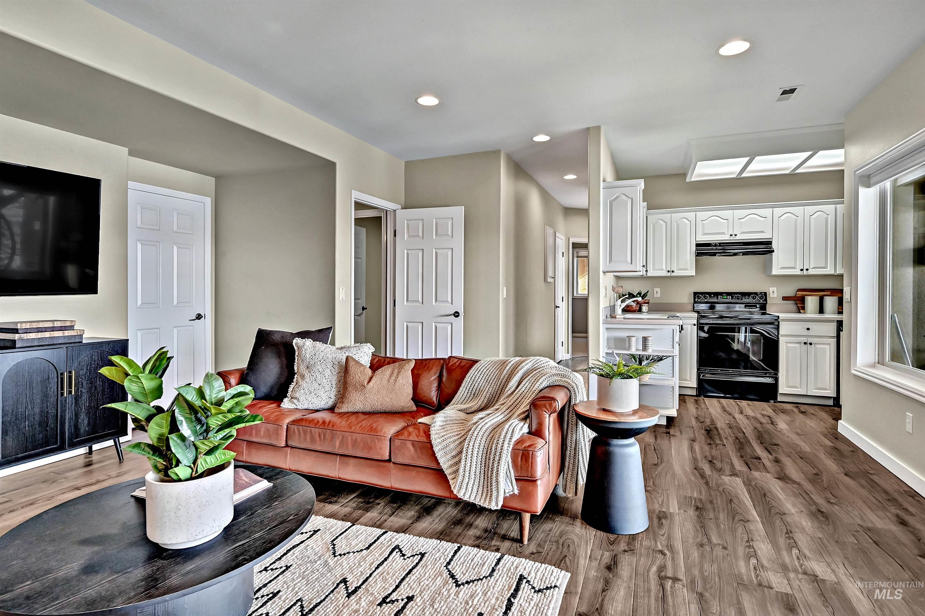 817 E Highland View Dr