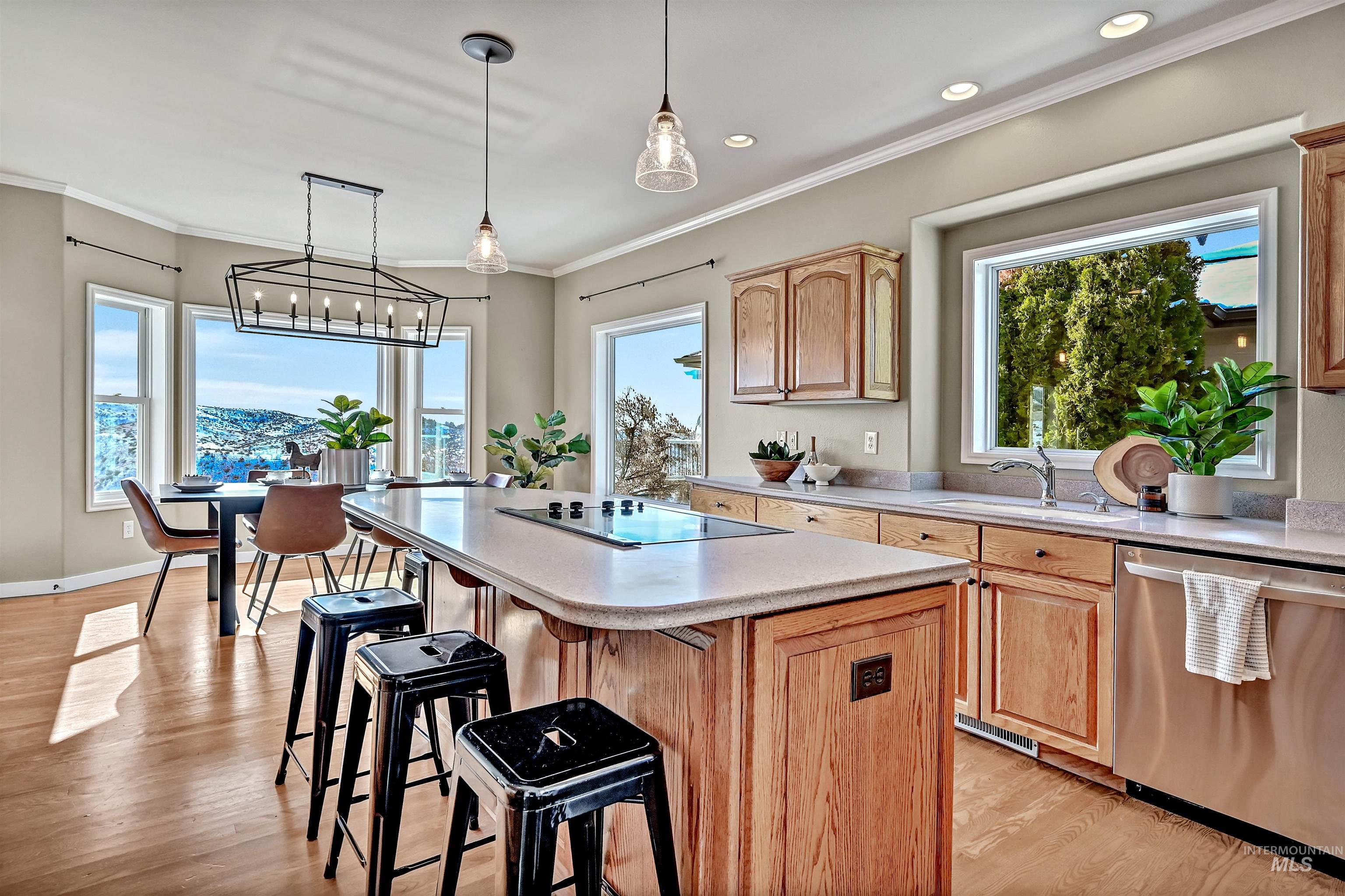 817 E Highland View Dr