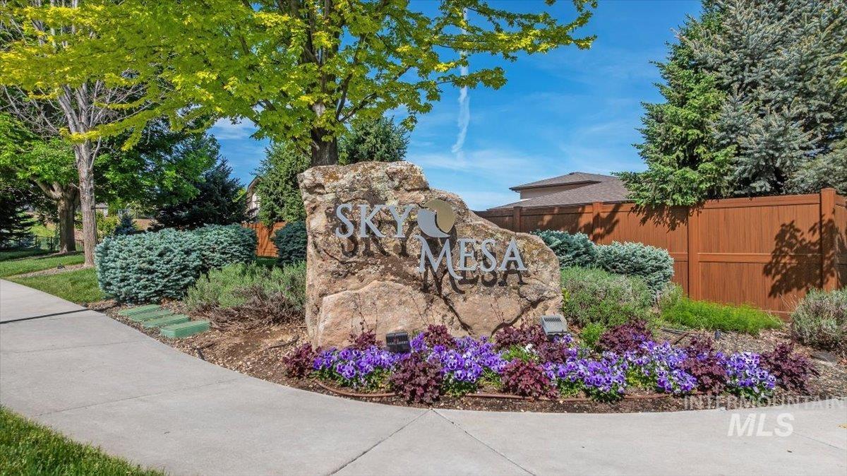 2000 E Lodge Trail Dr