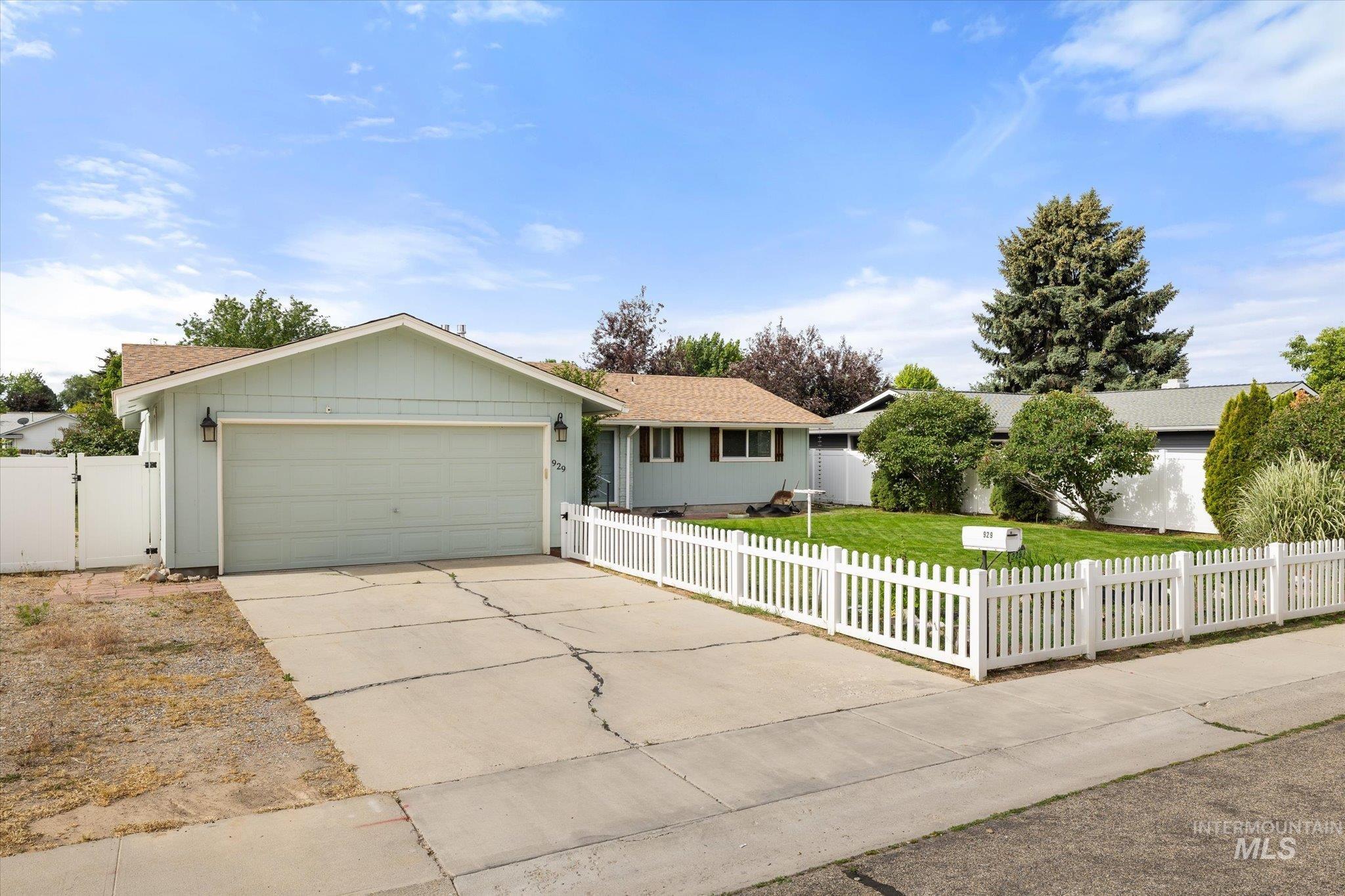 929 W Carlton Ave.