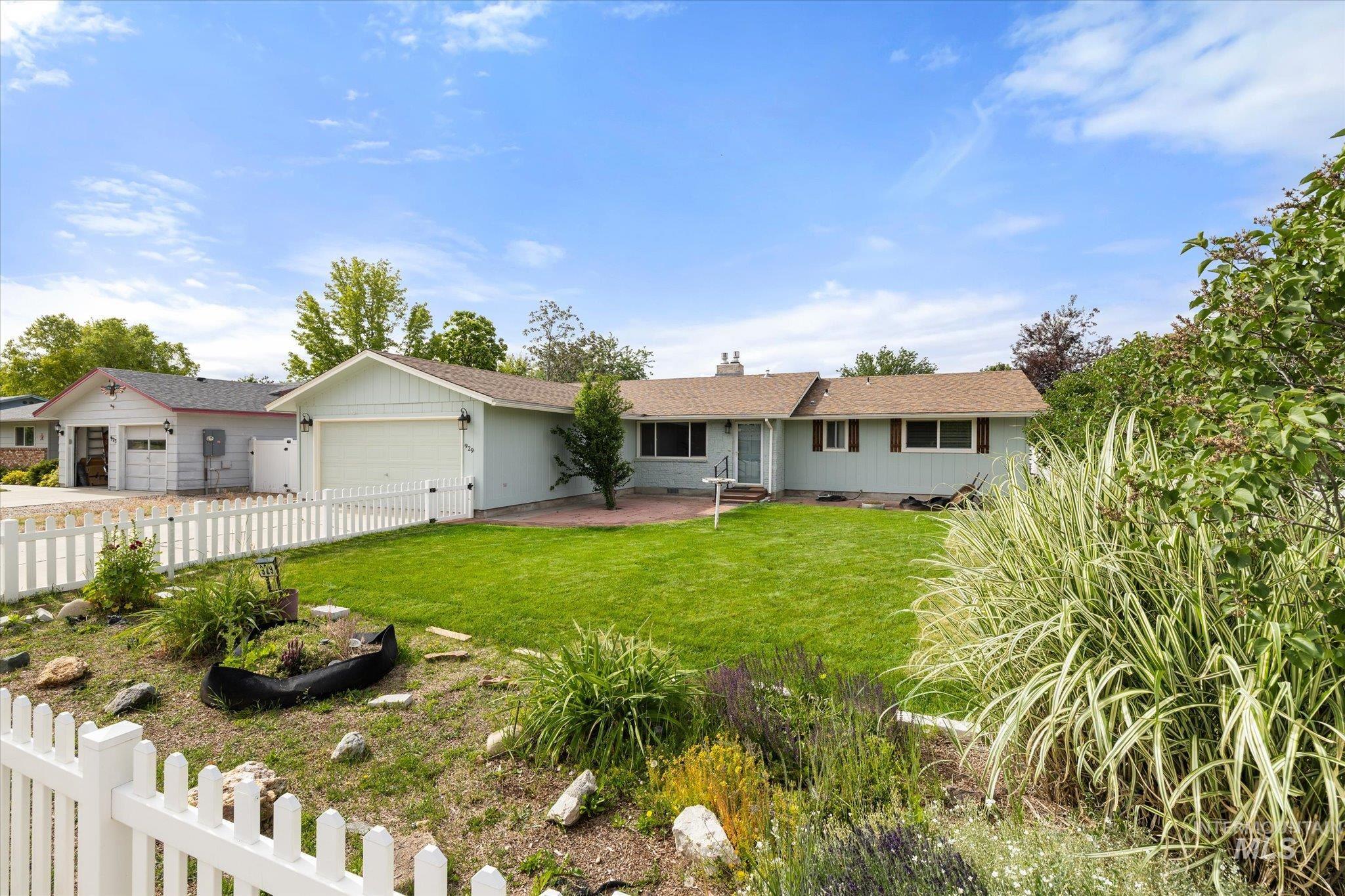 929 W Carlton Ave.