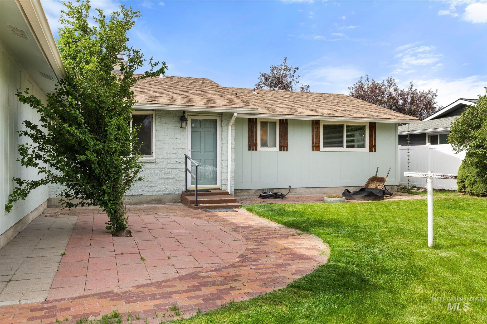 929 W Carlton Ave.