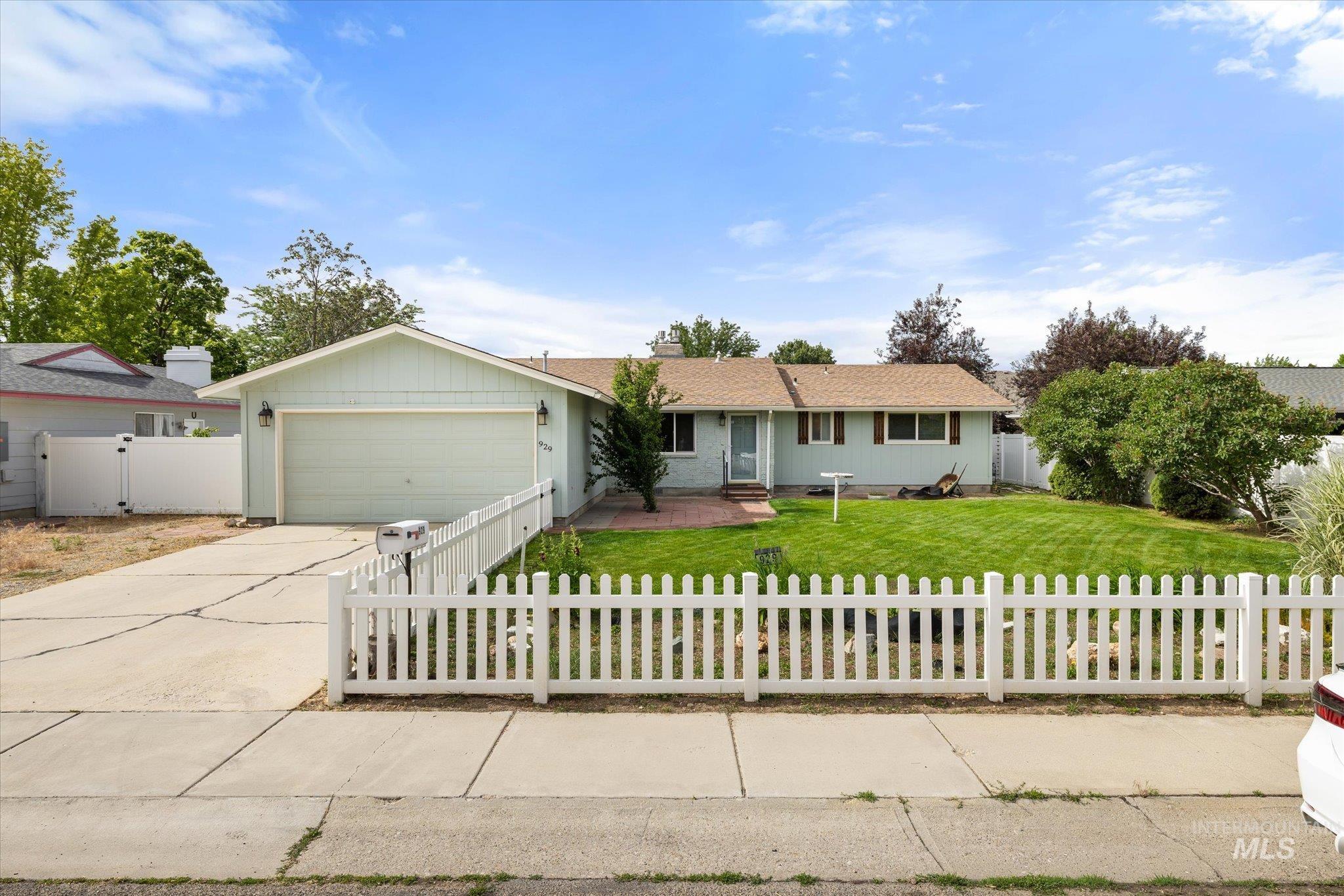 929 W Carlton Ave.