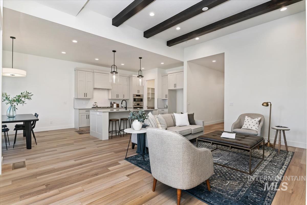 1098 E Escalation St
