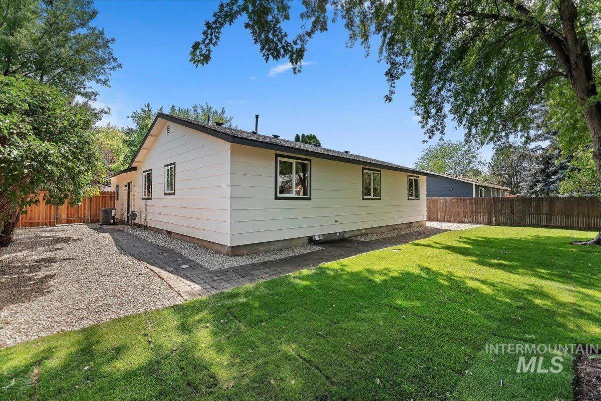 6904 W Bluebird Drive