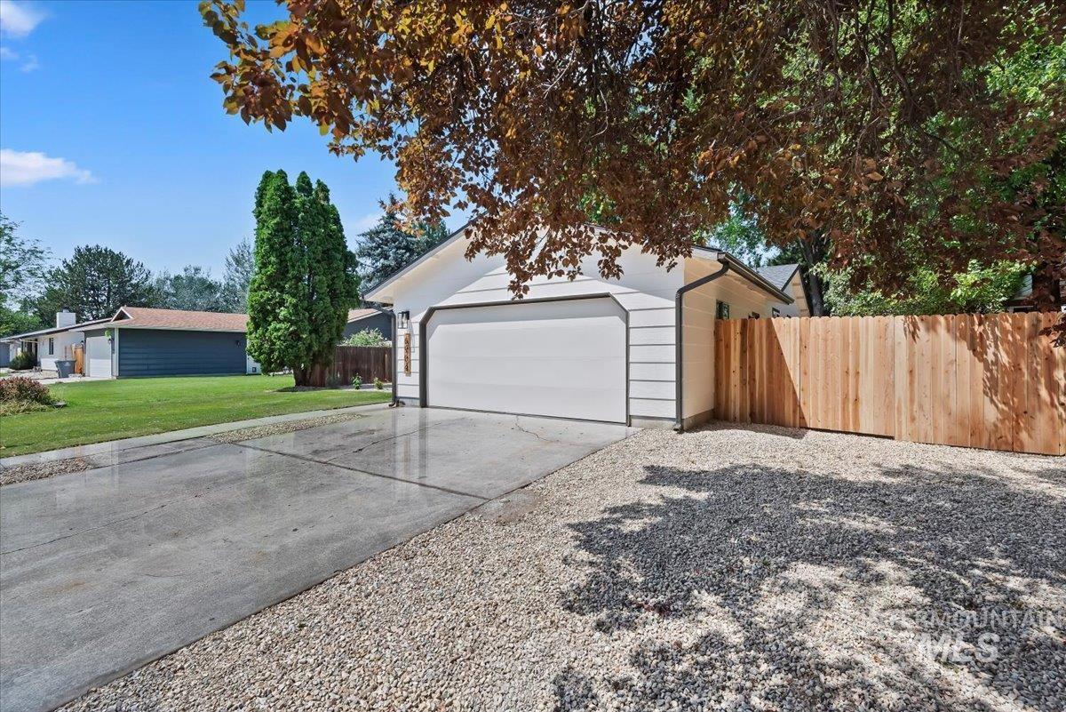 6904 W Bluebird Drive