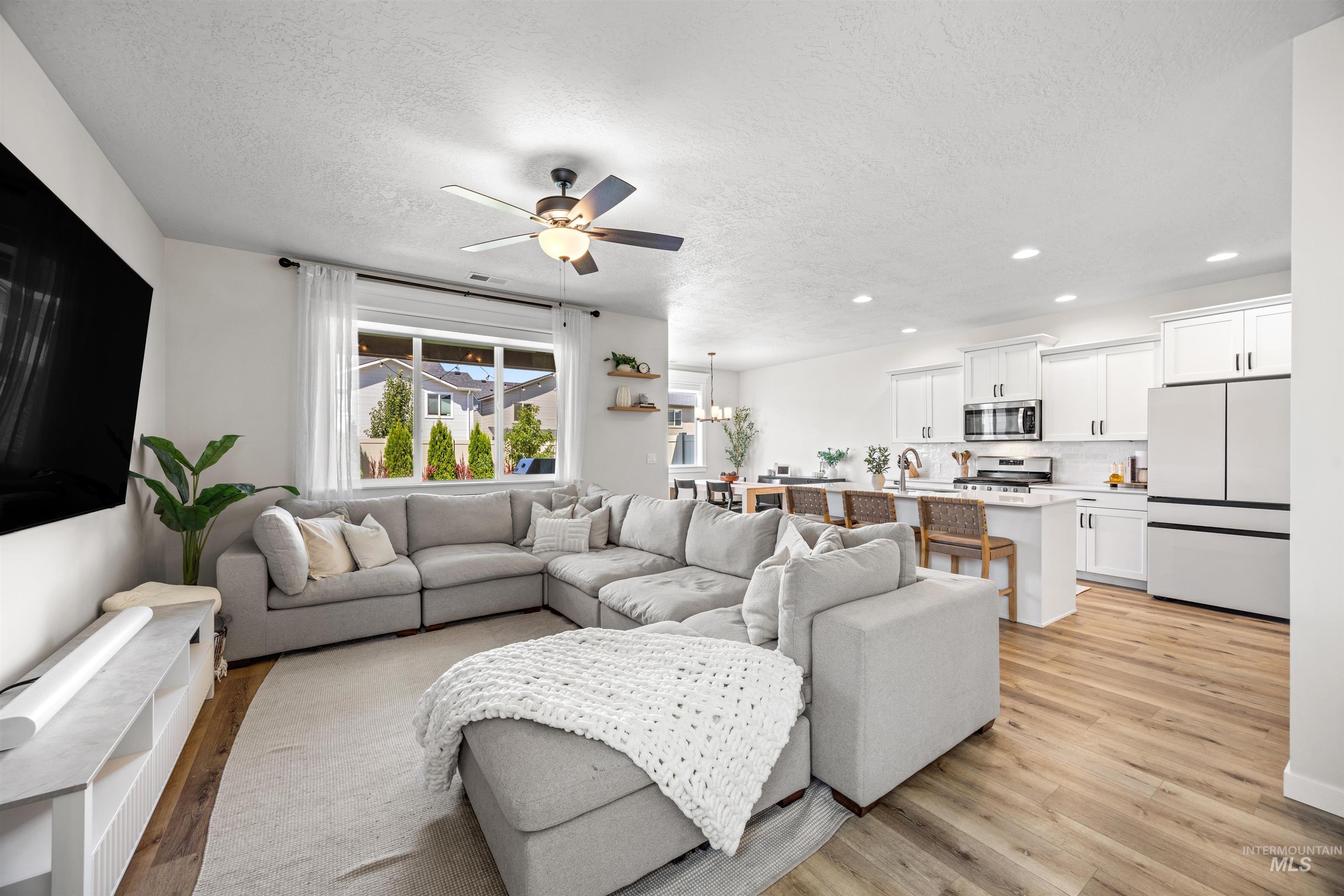 242 W Hyndman Drive