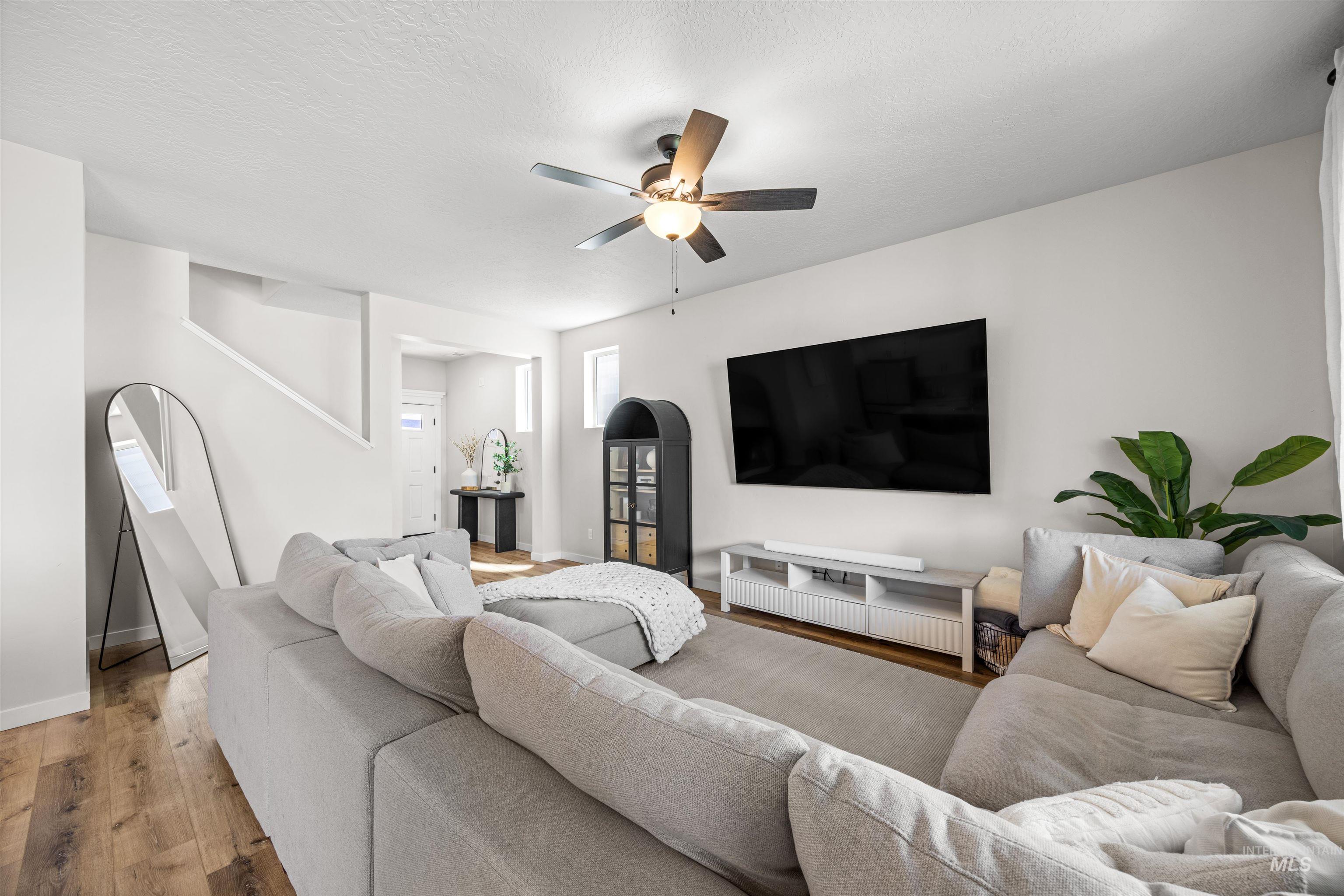 242 W Hyndman Drive