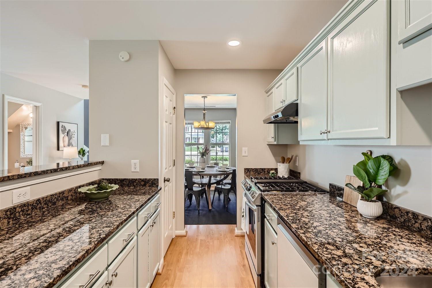 2206 Oakhurst Court