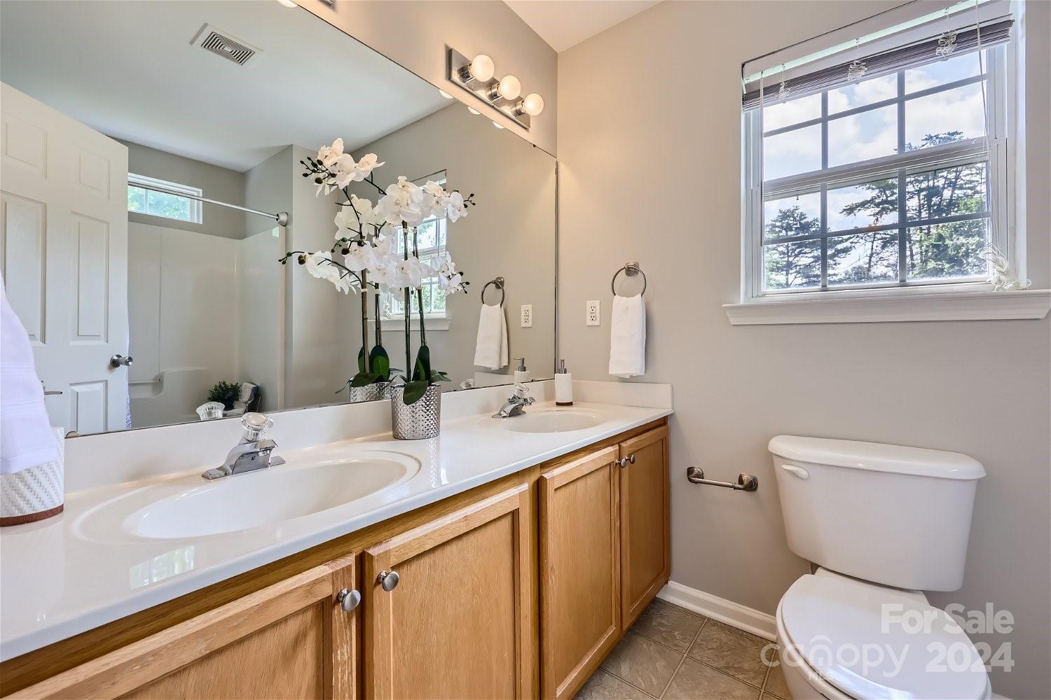 2206 Oakhurst Court