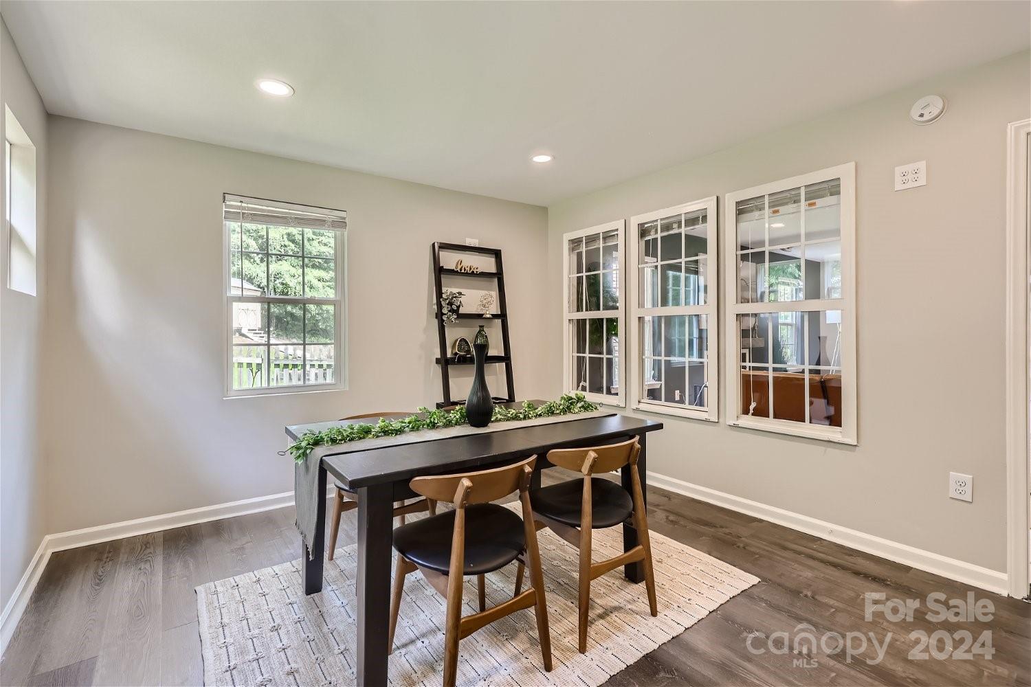 2206 Oakhurst Court