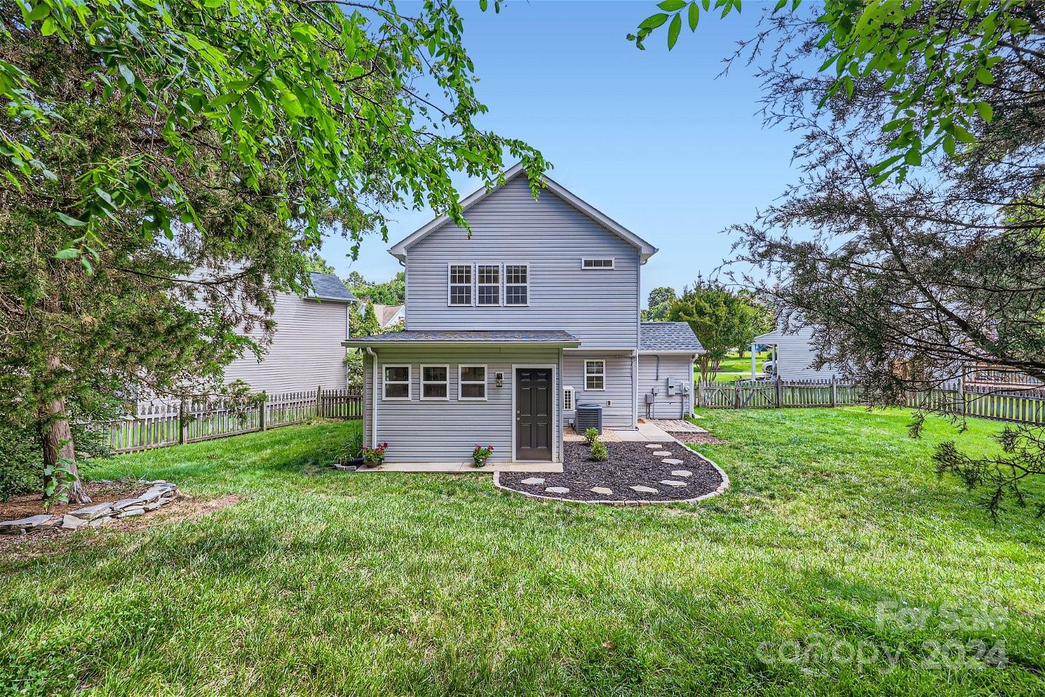 2206 Oakhurst Court