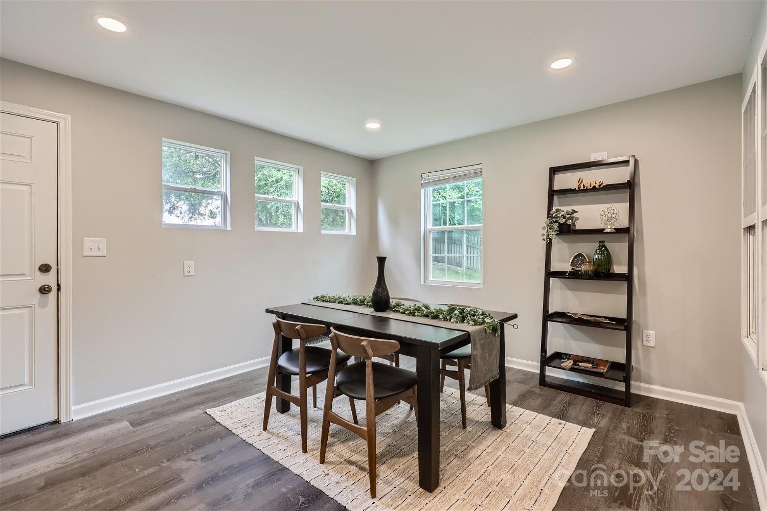 2206 Oakhurst Court