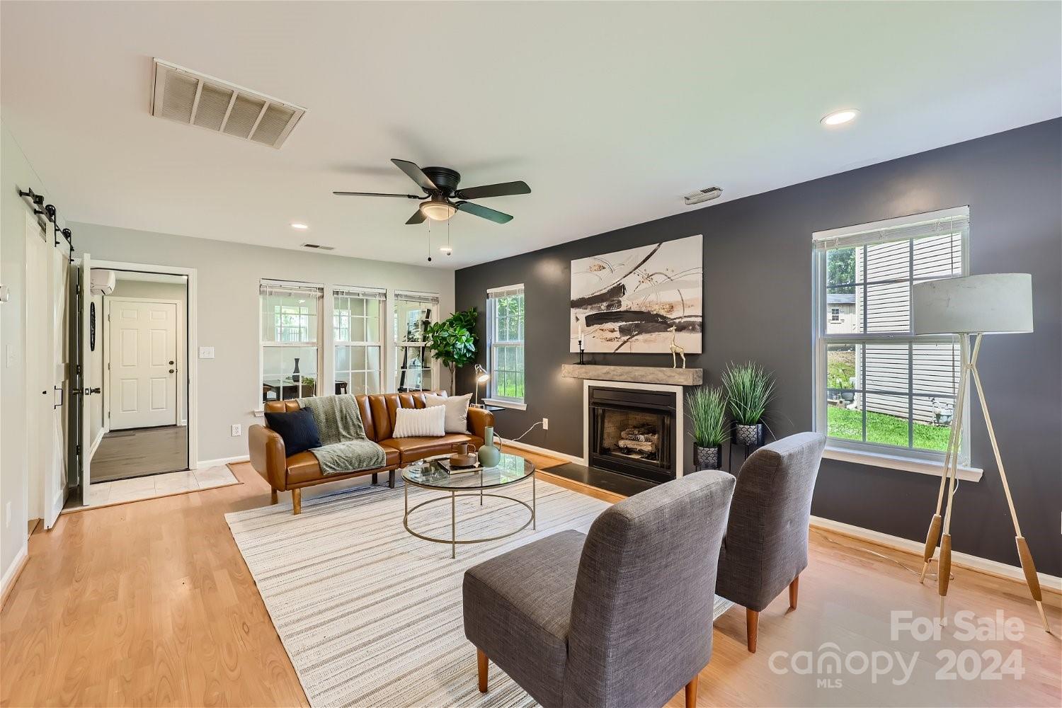 2206 Oakhurst Court