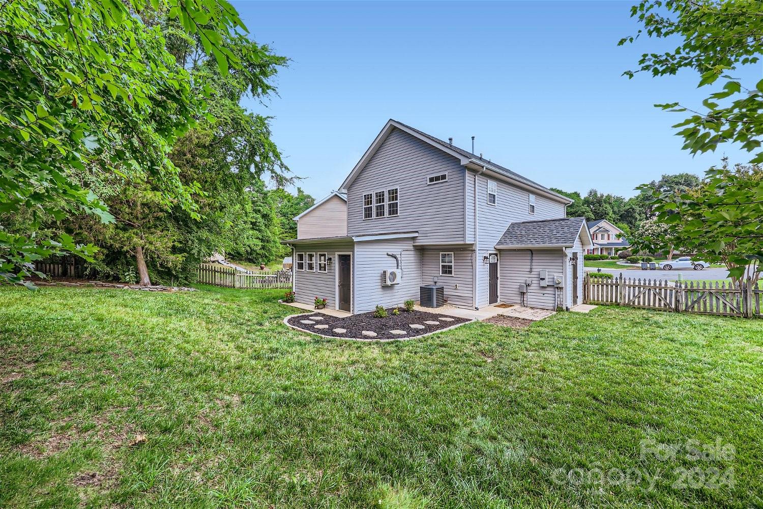 2206 Oakhurst Court