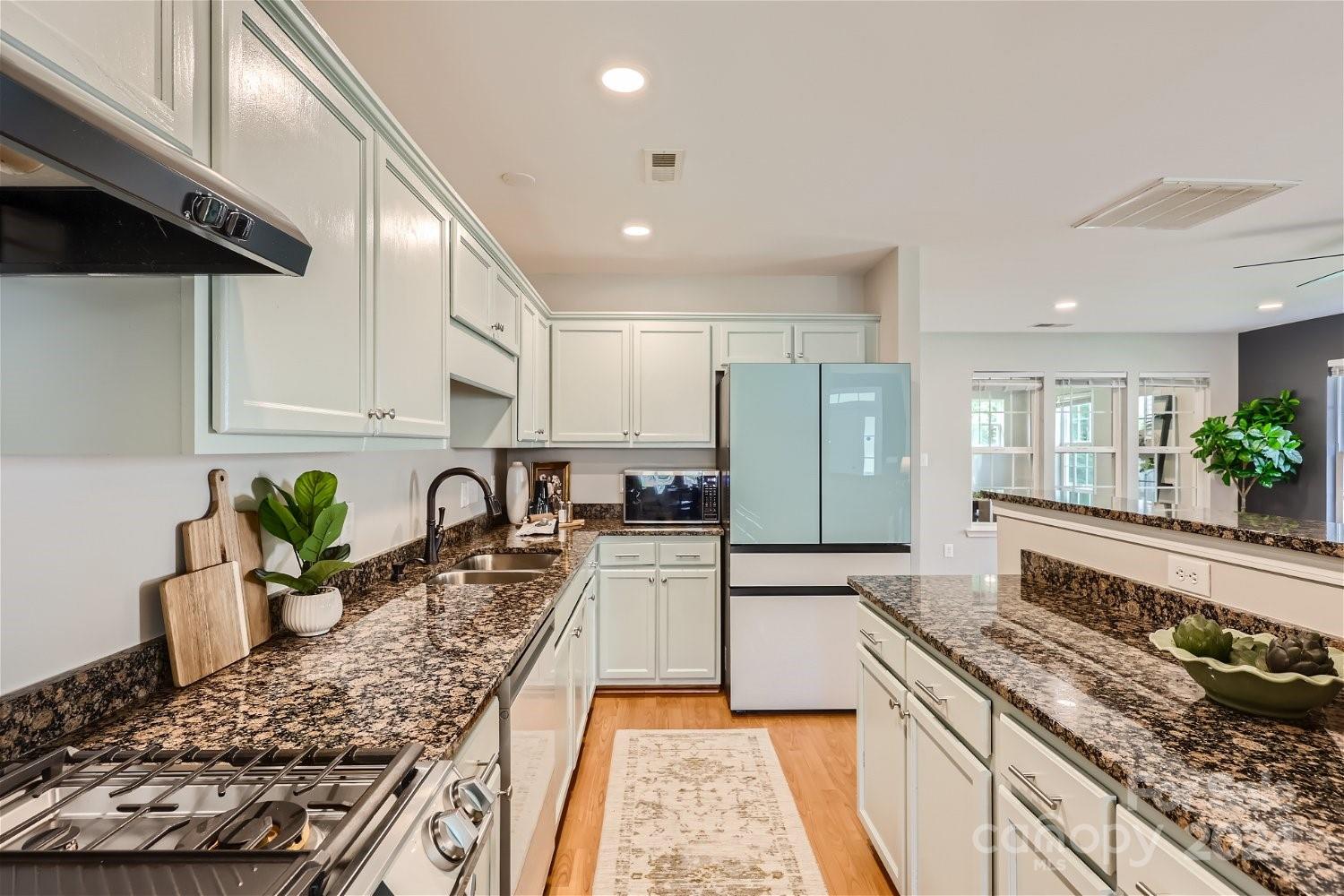 2206 Oakhurst Court
