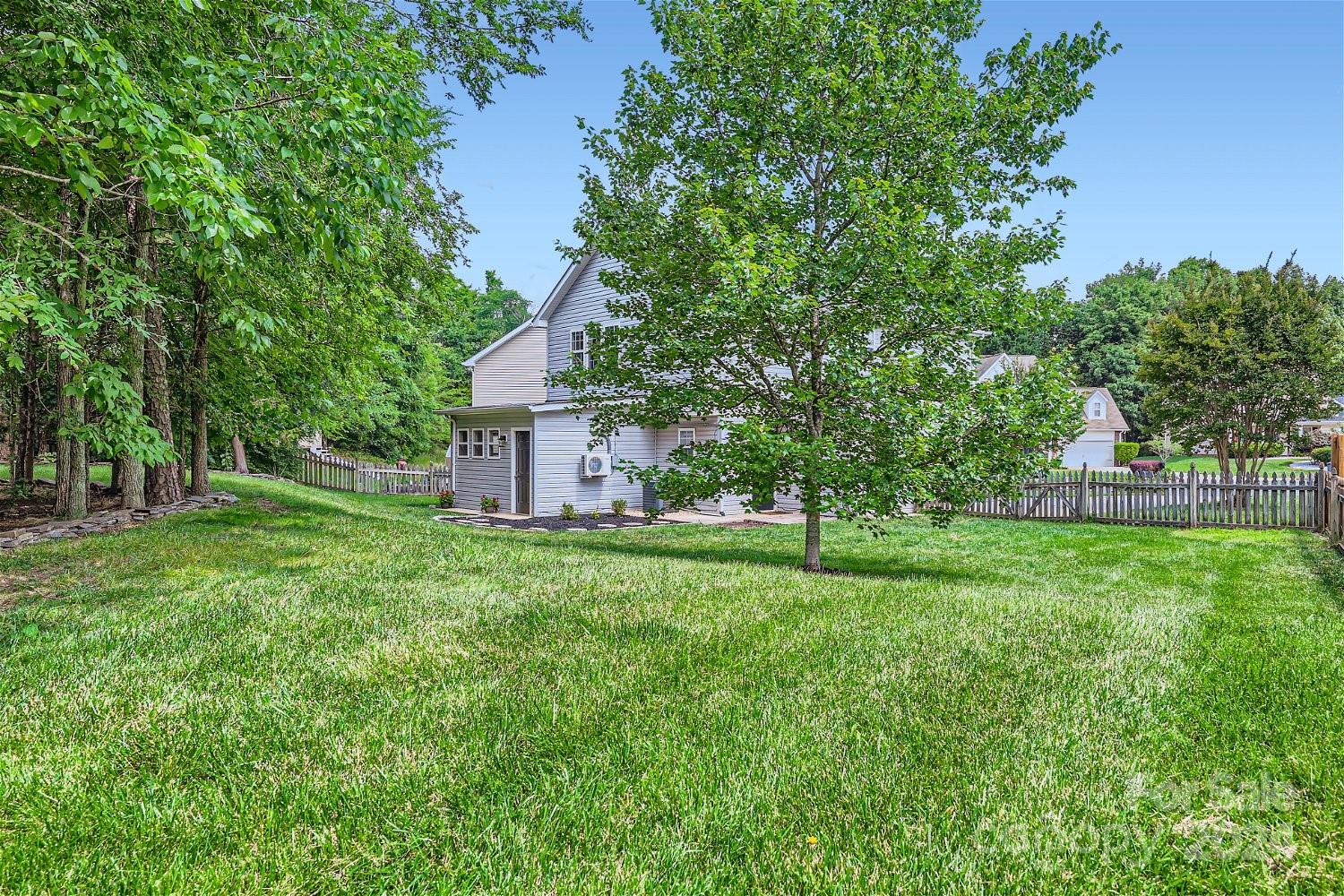 2206 Oakhurst Court