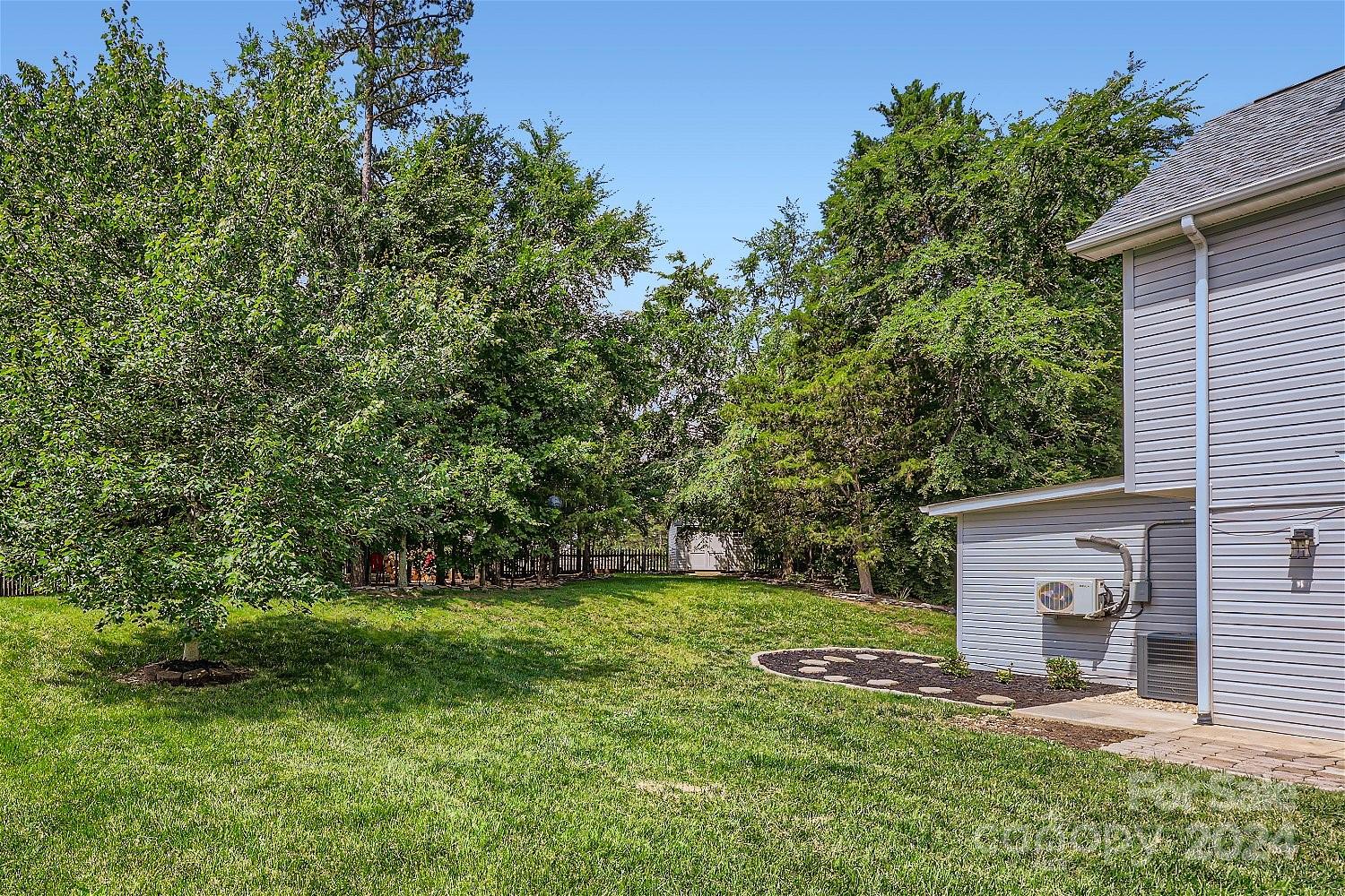 2206 Oakhurst Court