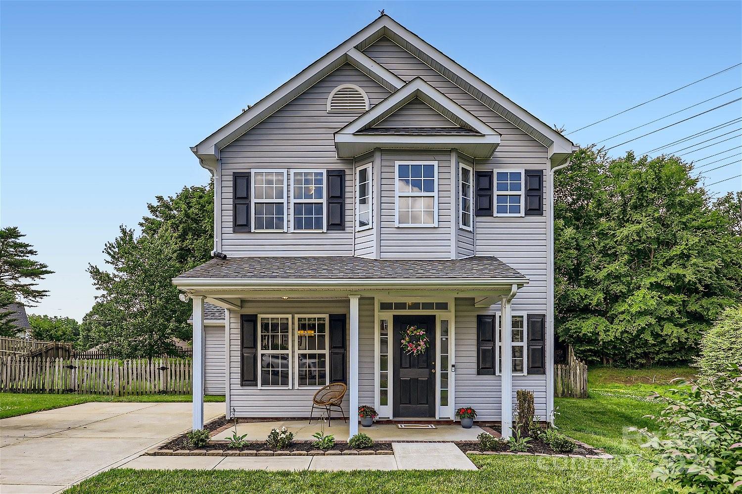 2206 Oakhurst Court