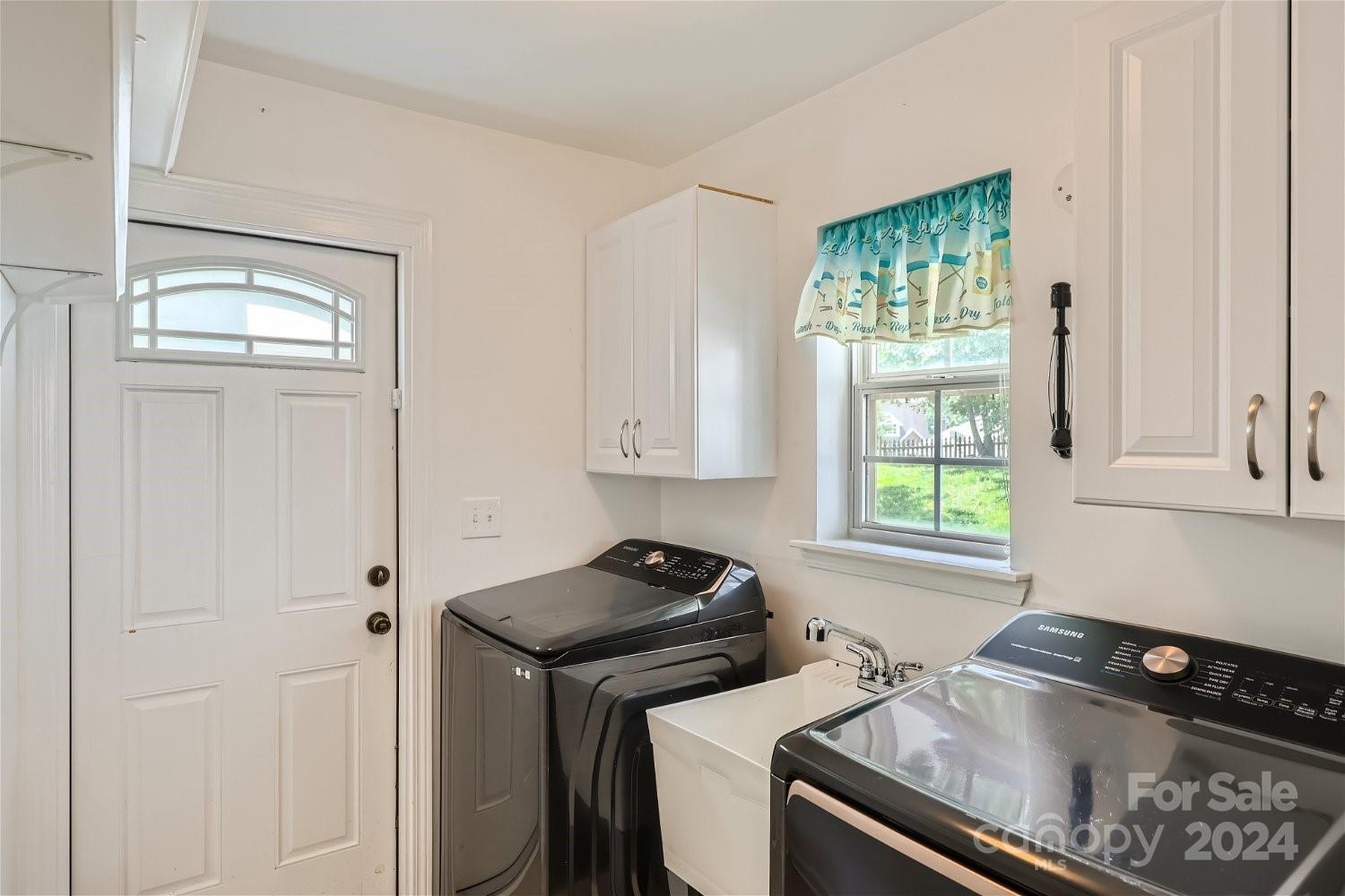 2206 Oakhurst Court