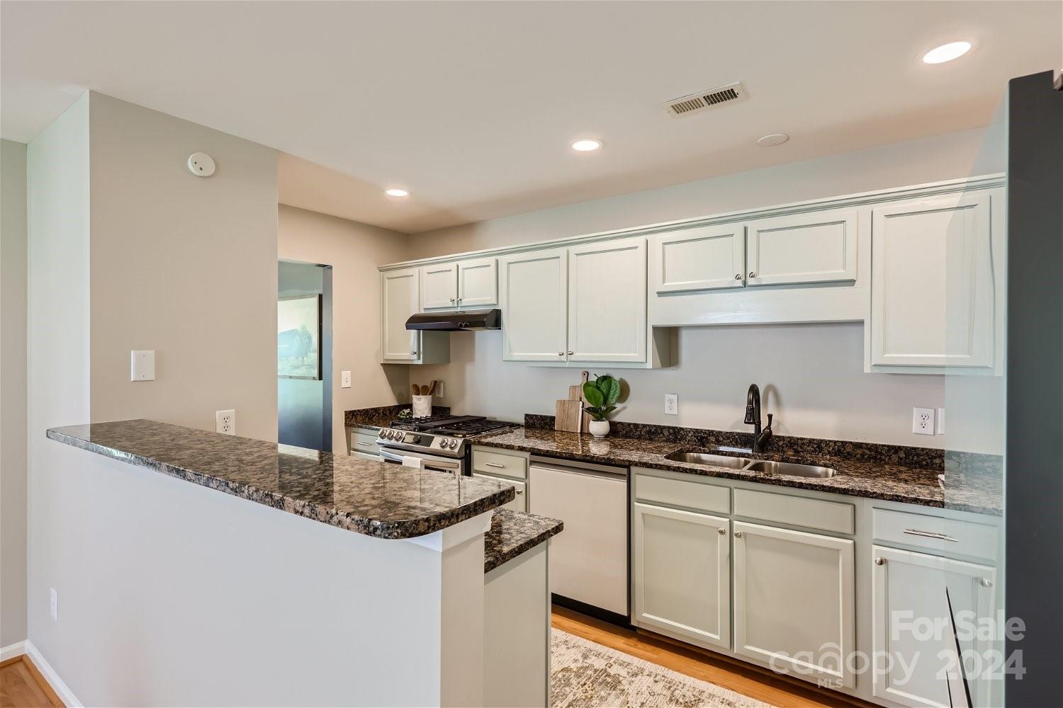 2206 Oakhurst Court