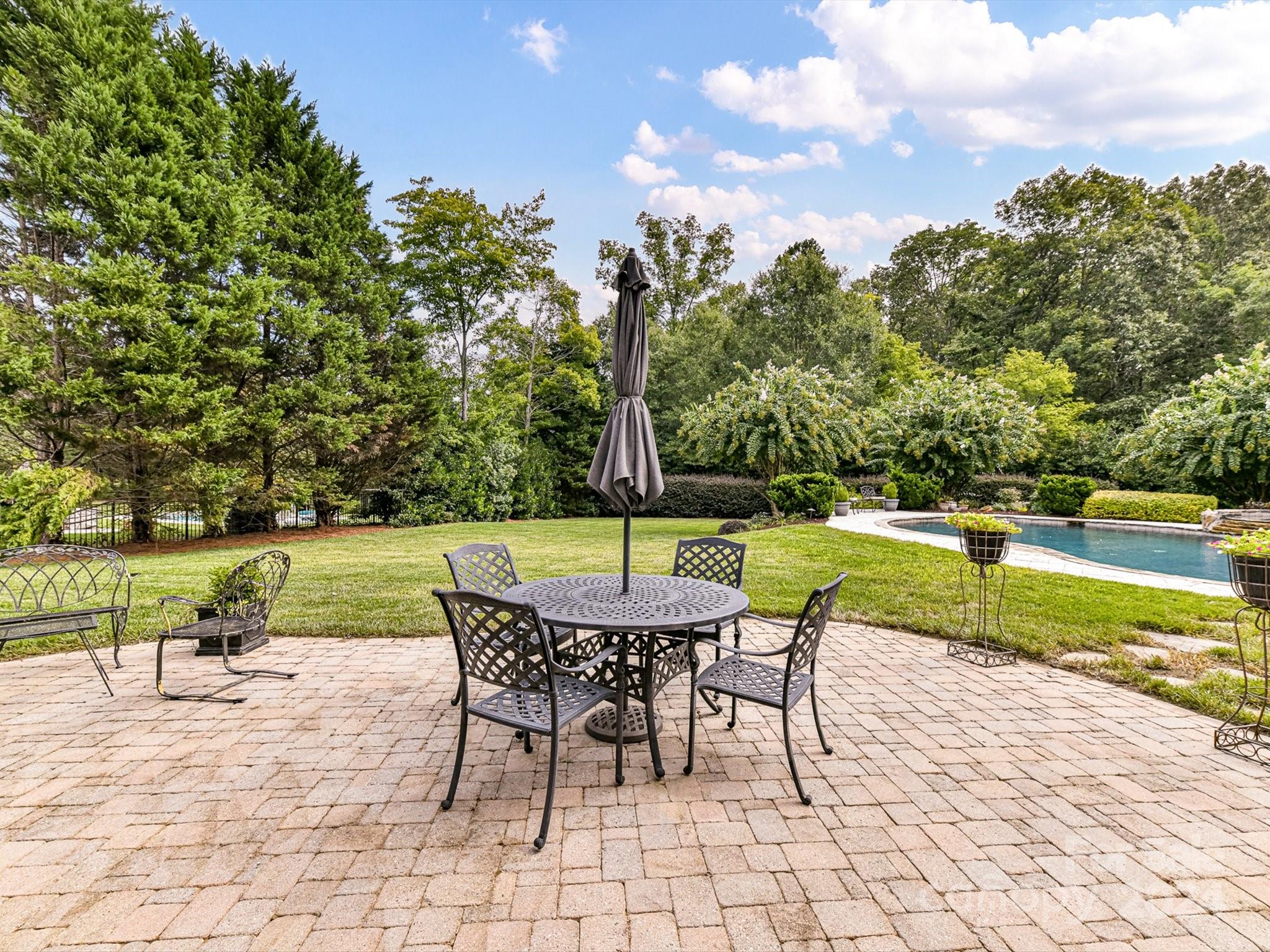 1905 Oak Shadow Way