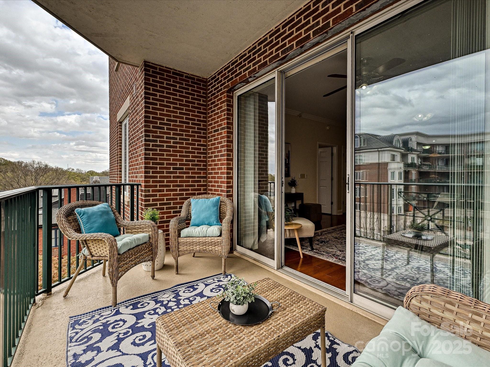 300 W 5th Street Unit: 402