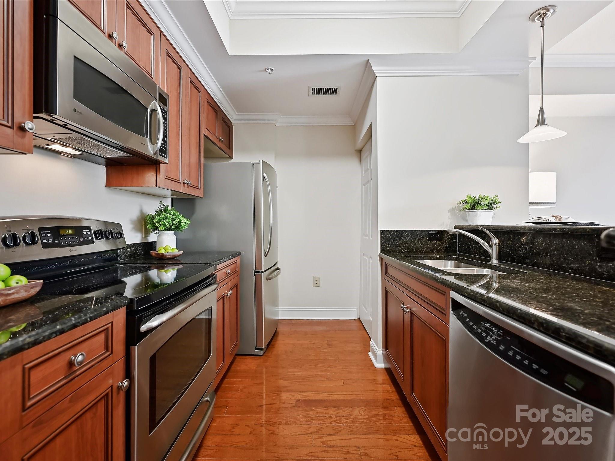 300 W 5th Street Unit: 402