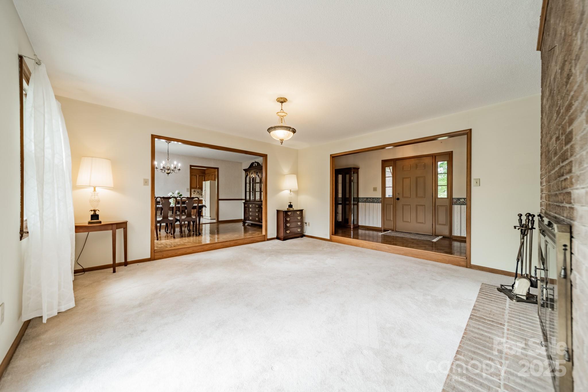 807 and 809 Sparrow Springs Road