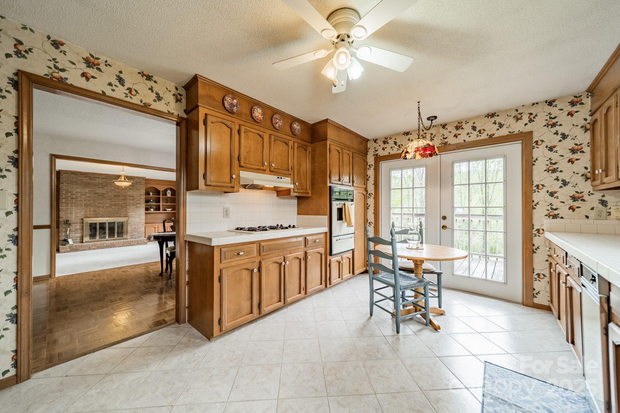 807 and 809 Sparrow Springs Road