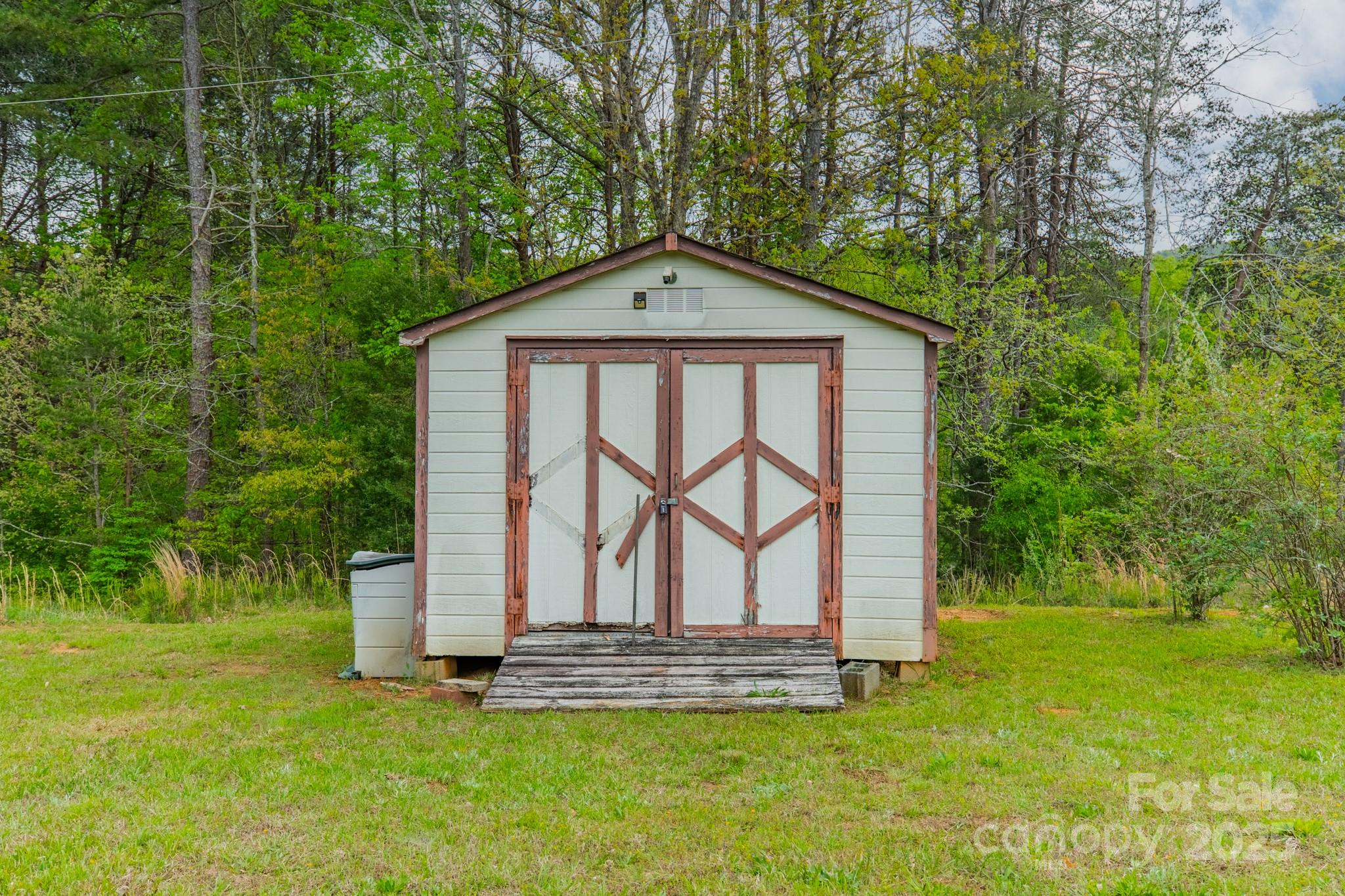 807 and 809 Sparrow Springs Road