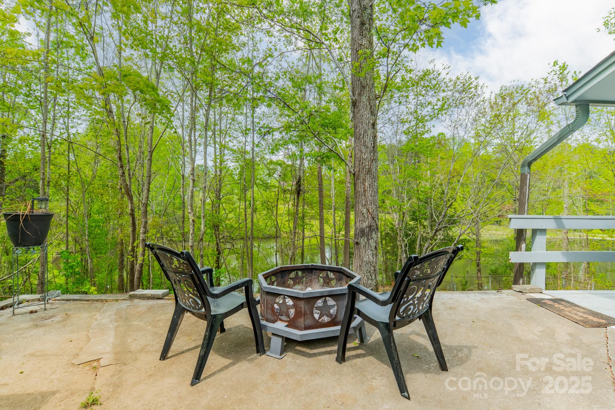 807 and 809 Sparrow Springs Road