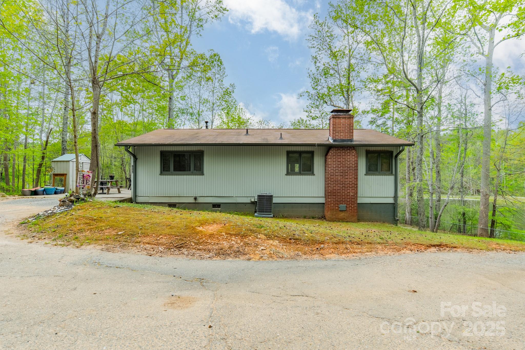 807 and 809 Sparrow Springs Road