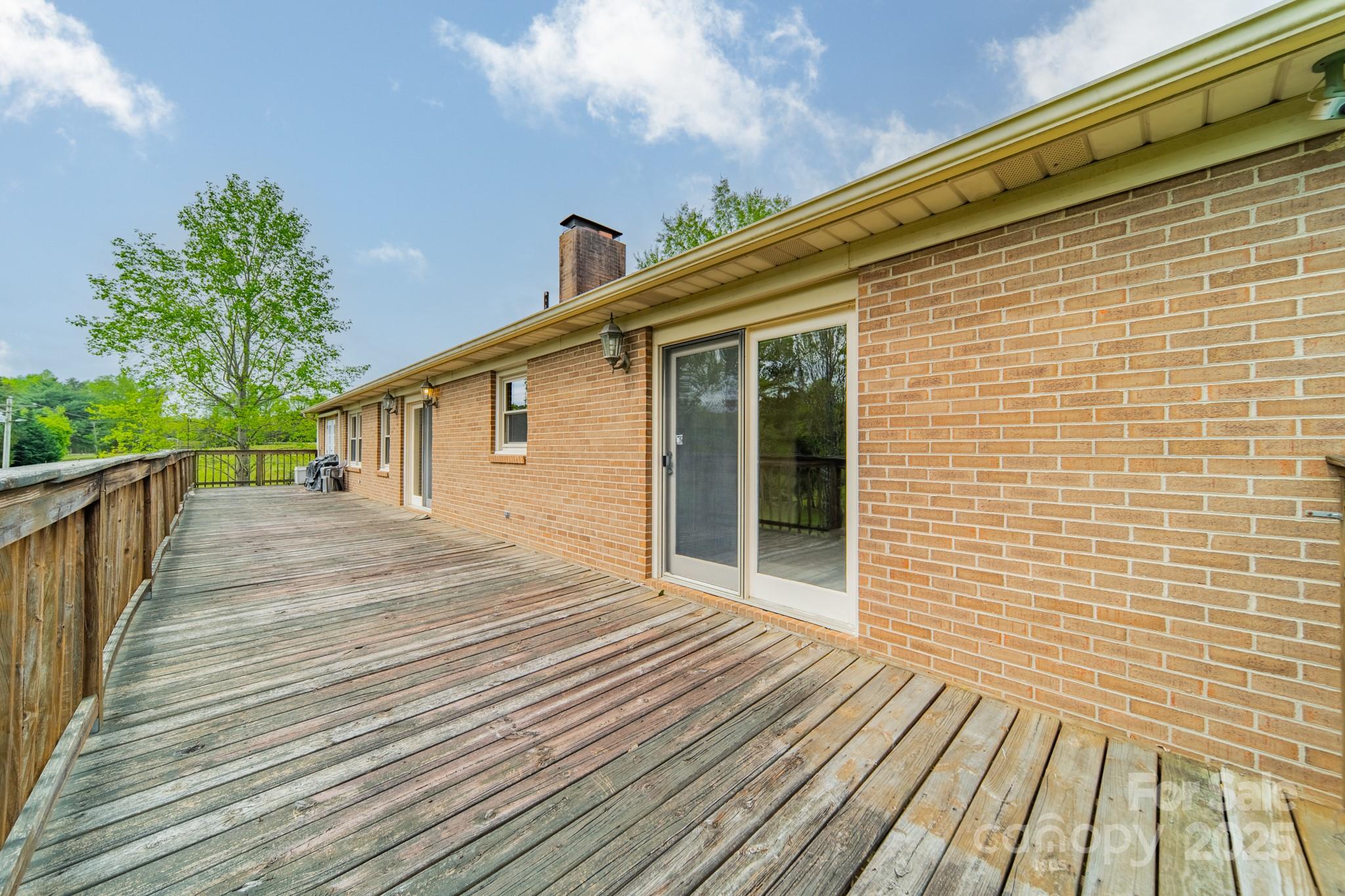 807 and 809 Sparrow Springs Road