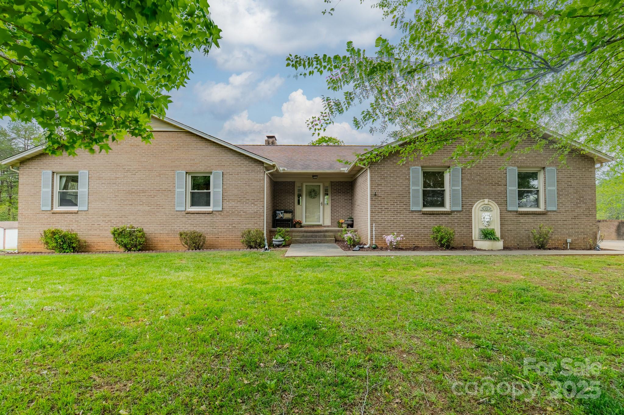 807 and 809 Sparrow Springs Road