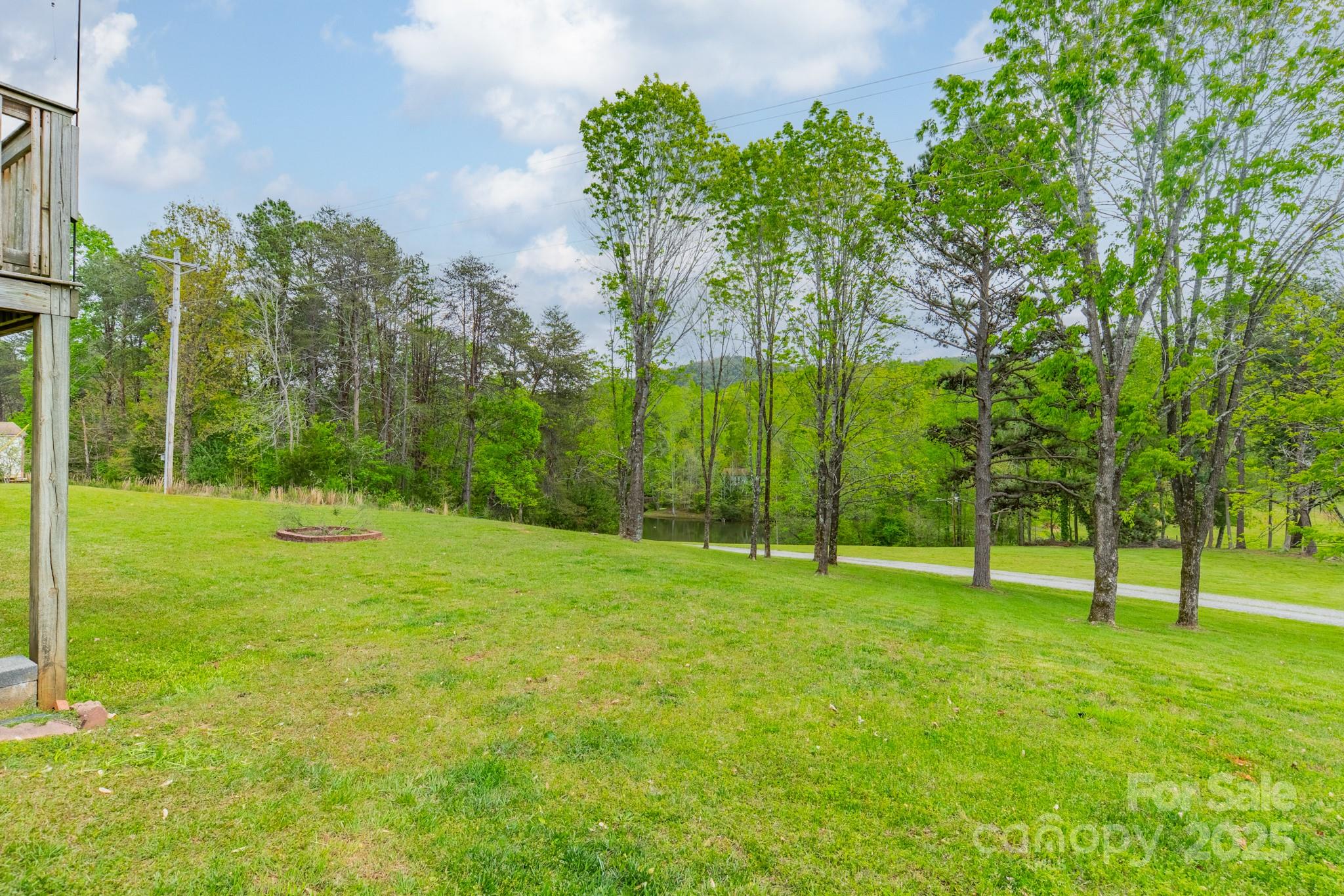 807 and 809 Sparrow Springs Road