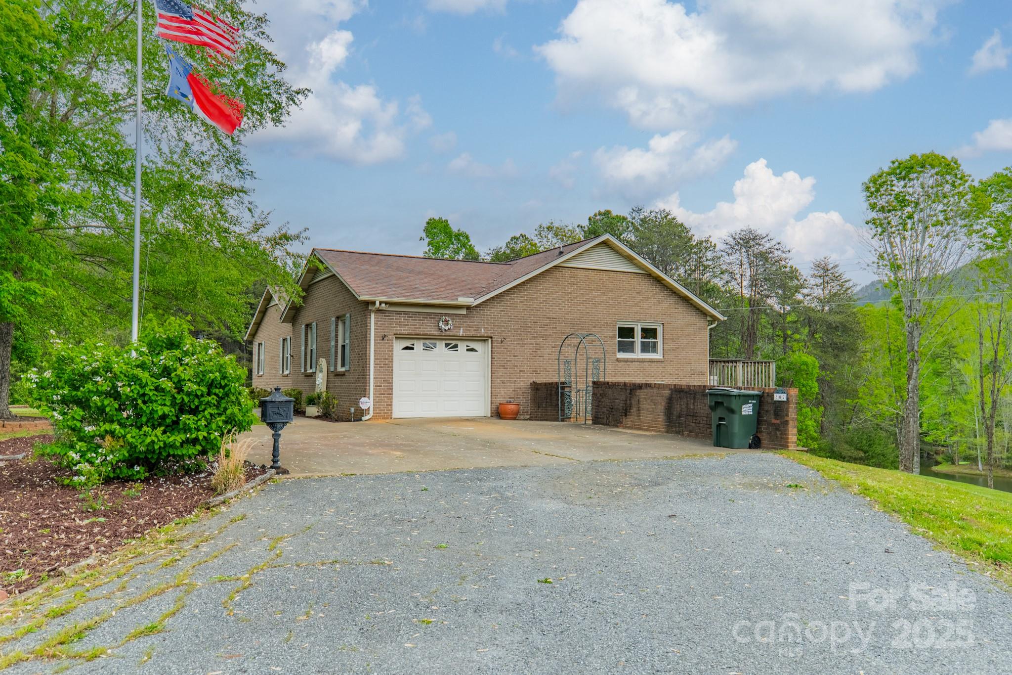807 and 809 Sparrow Springs Road