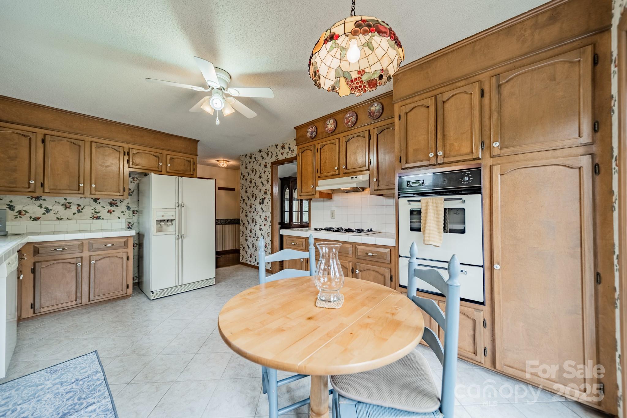807 and 809 Sparrow Springs Road