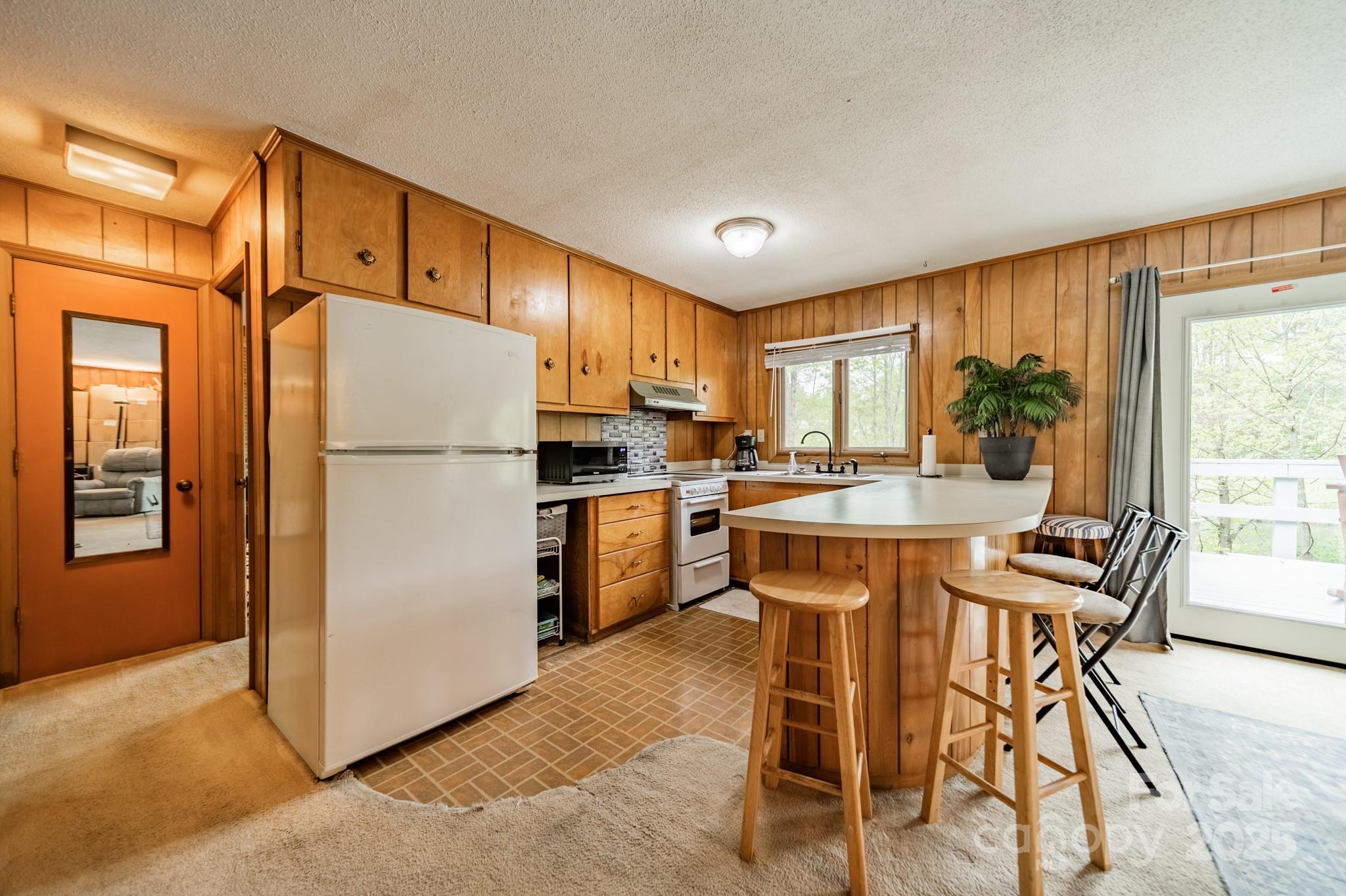 807 and 809 Sparrow Springs Road