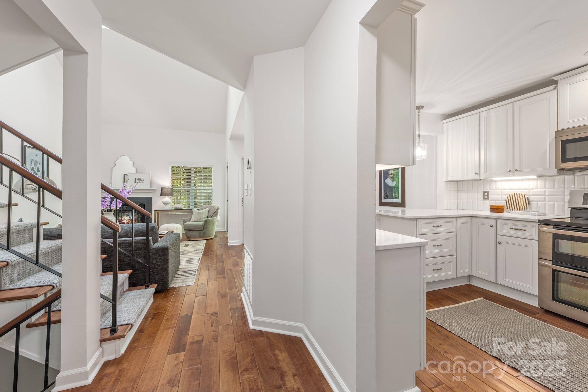 9012 Saint Thomas Lane