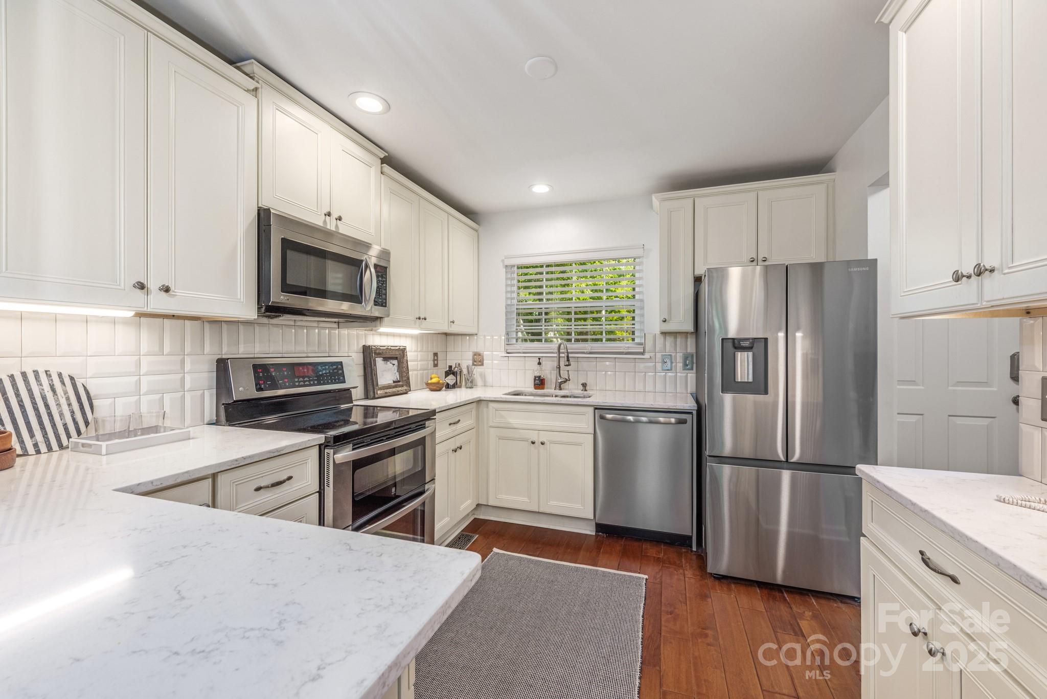 9012 Saint Thomas Lane