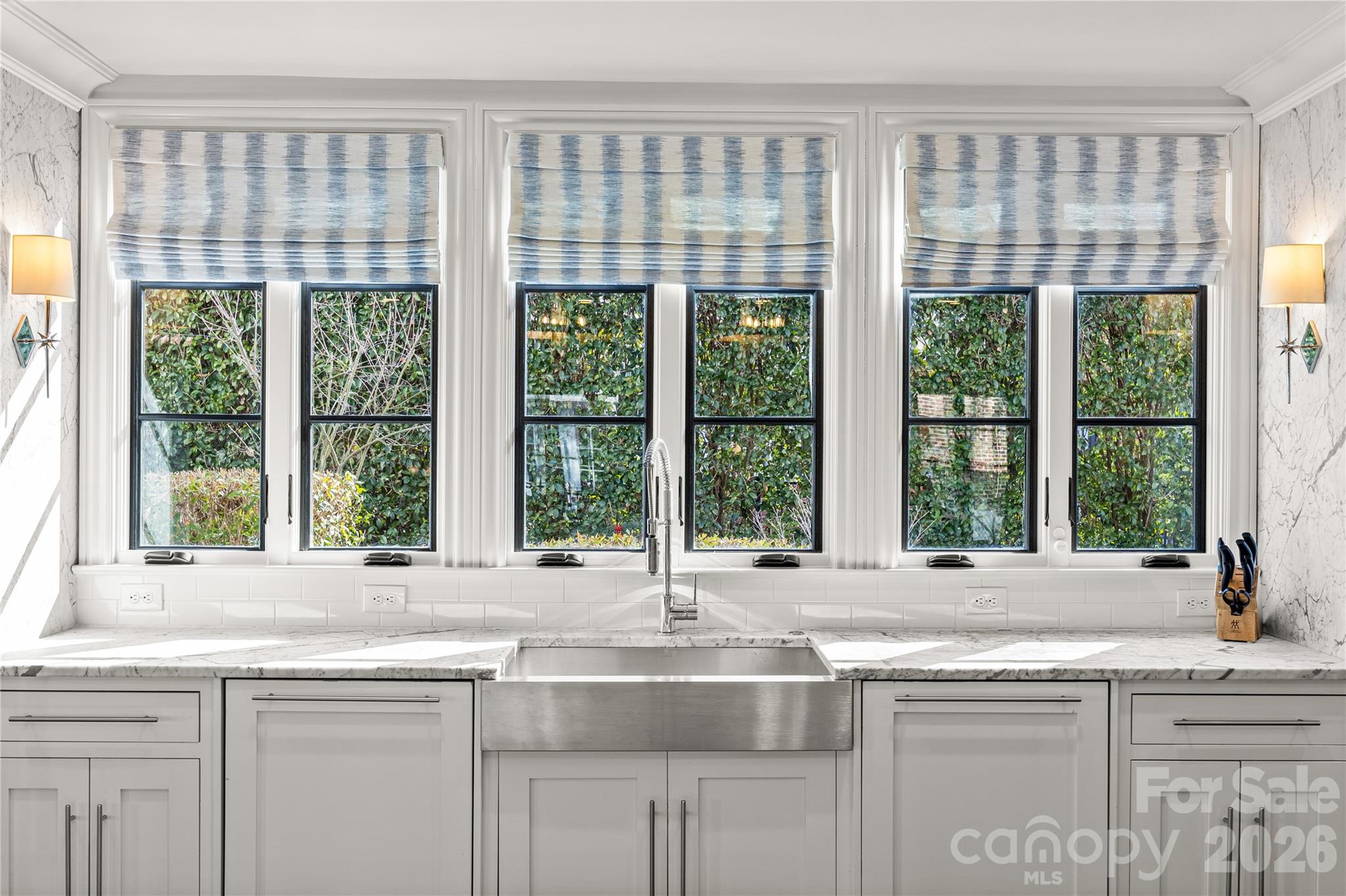 1935 Queens Road W