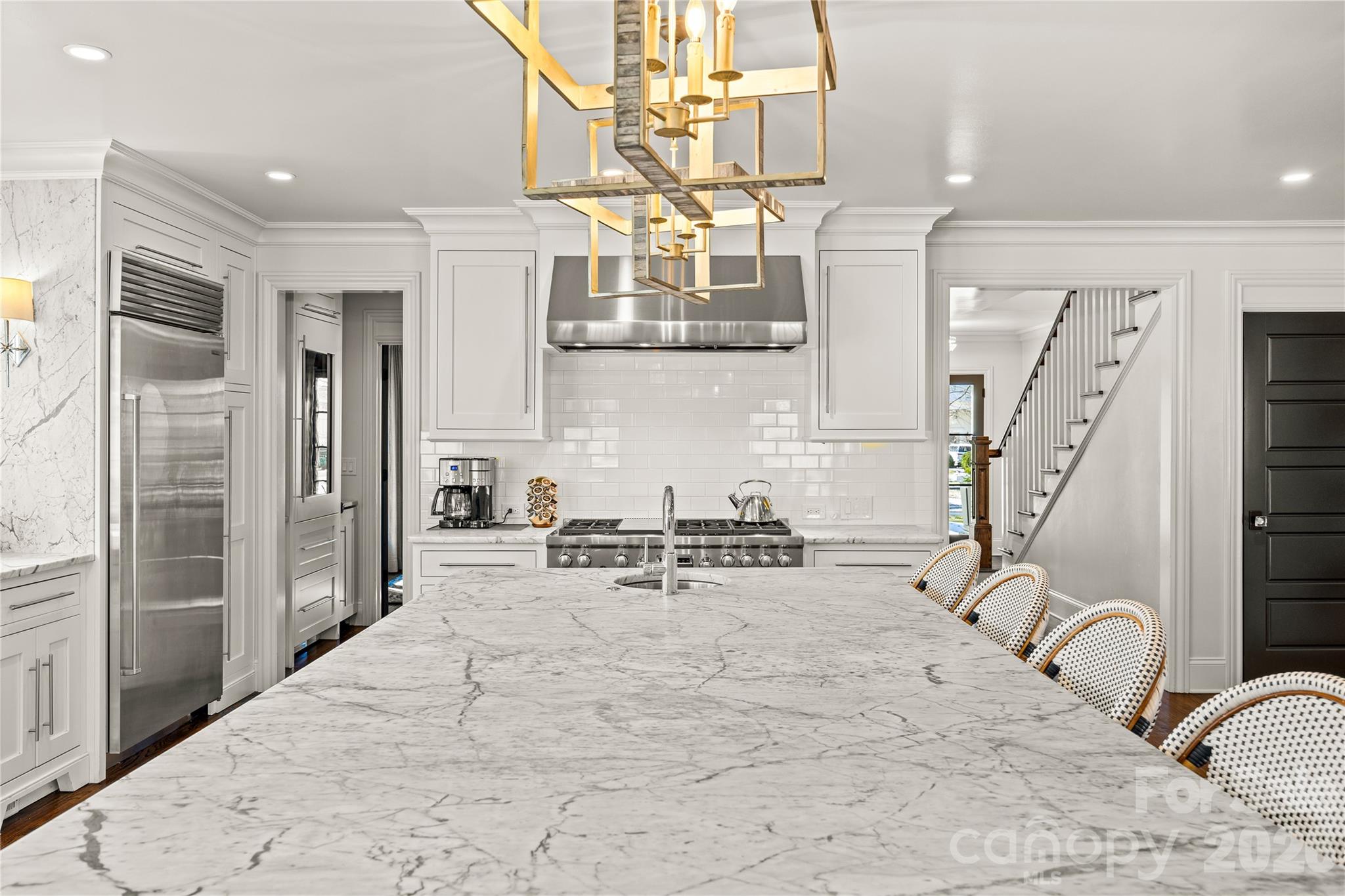 1935 Queens Road W