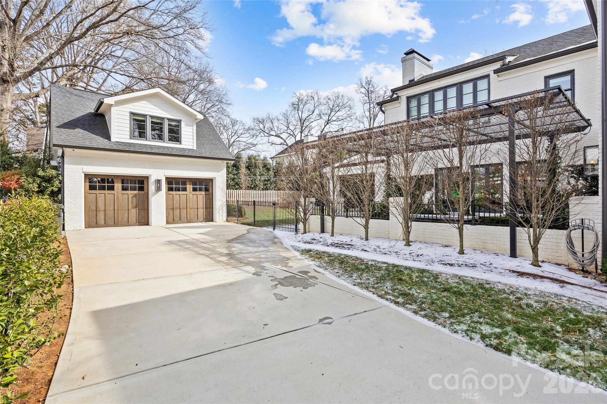 1935 Queens Road W