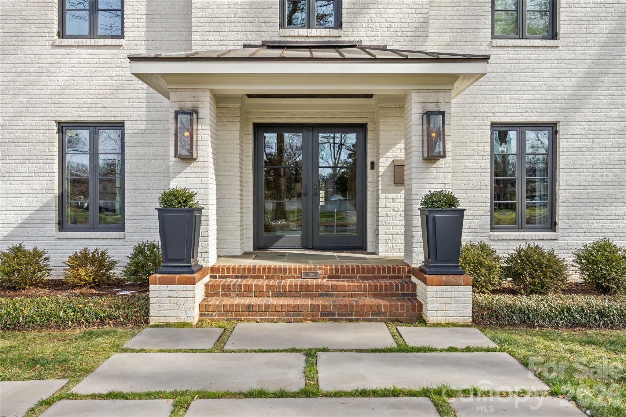 1935 Queens Road W
