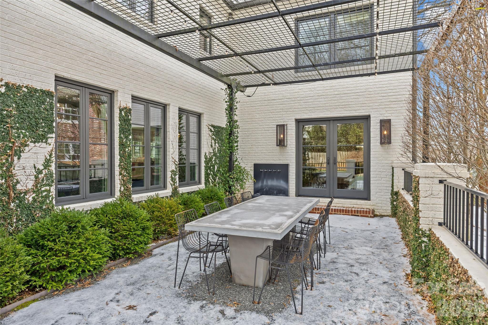 1935 Queens Road W